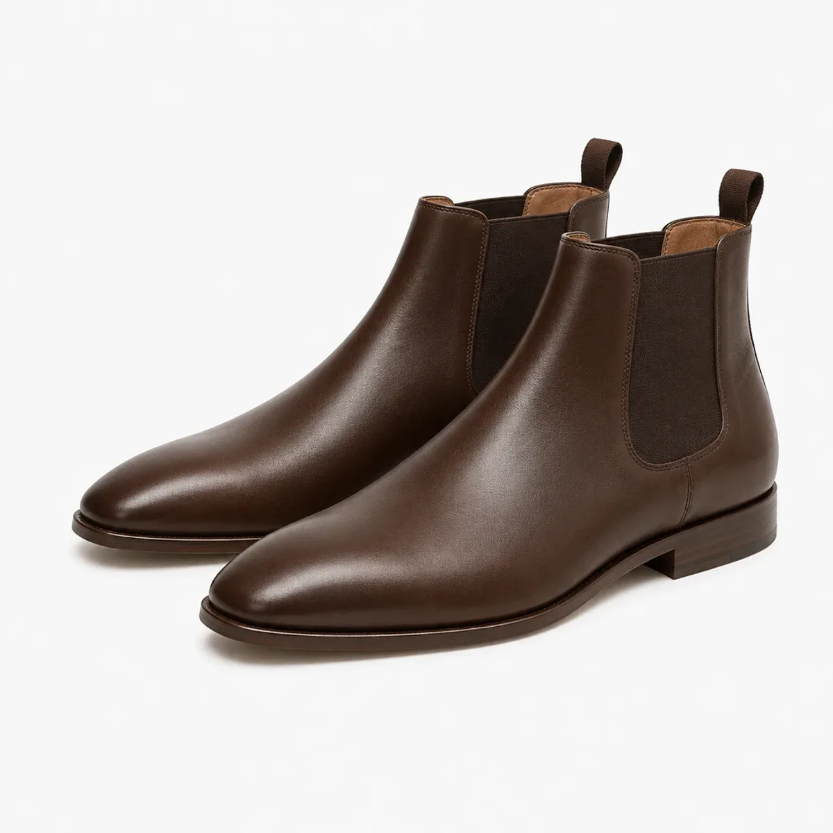 Chelsea Boot aus dunkelbraunem Glattleder mit schlankem Leisten und dezenter Sohle