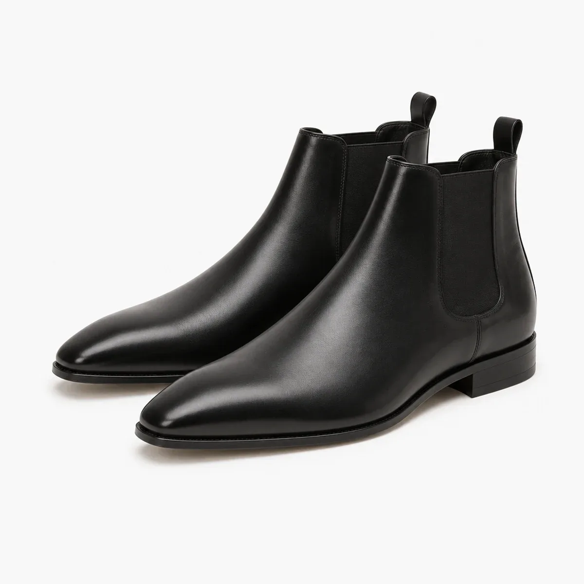 Chelsea Boot aus schwarzem Glattleder mit schmaler Form und unauffälligen Elastikeinsätzen