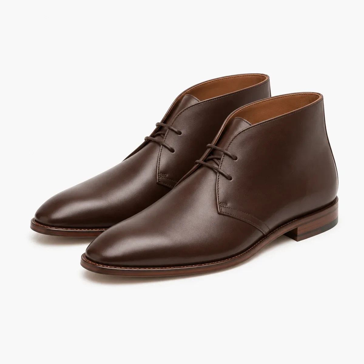 Dress Chukka aus dunkelbraunem Glattleder mit schlankem Leisten und dünner Ledersohle