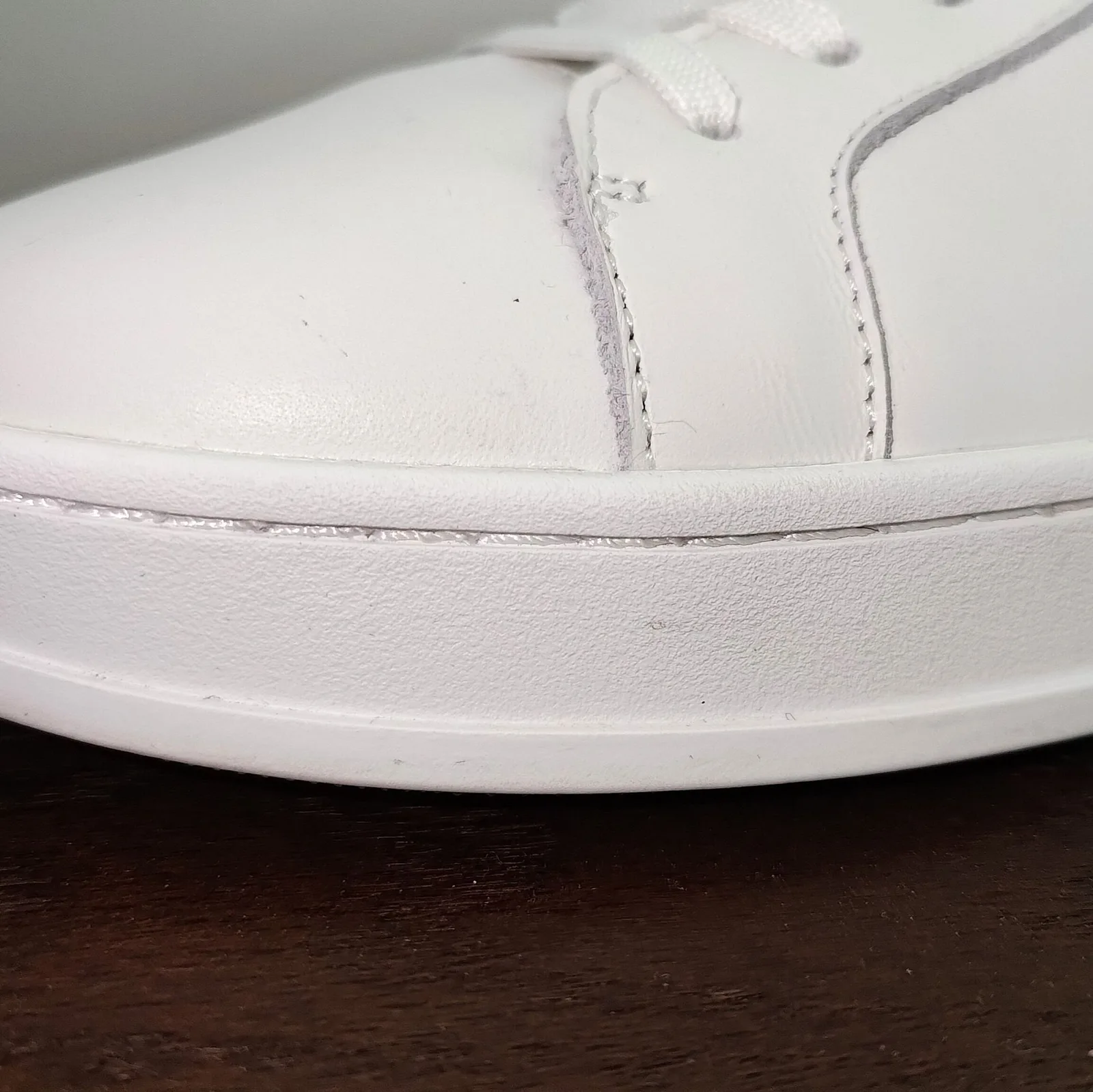 Weisser Ledersneaker, Sohlenrand mit sichtbarer Naht entlang der Cupsole