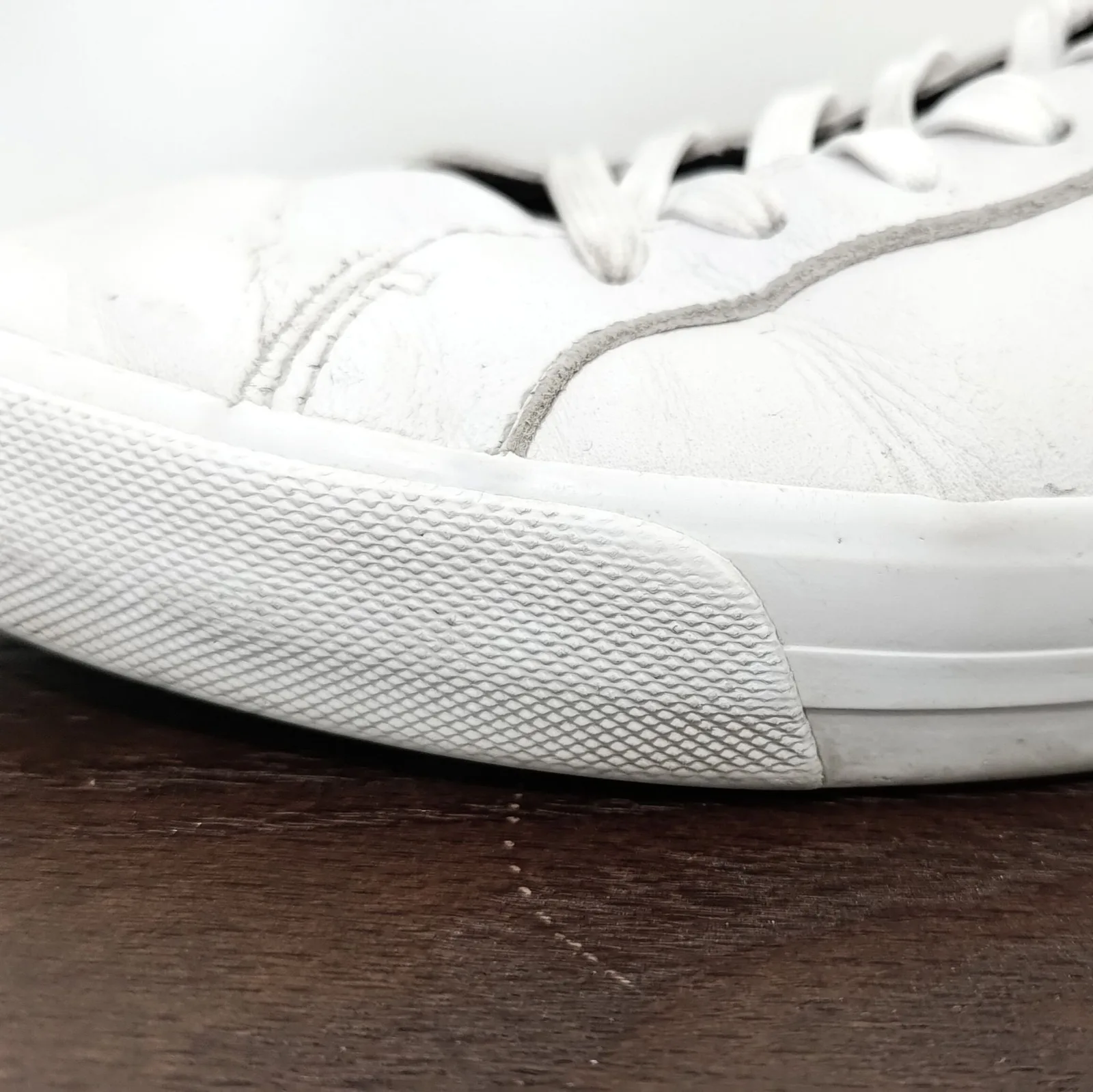 Weisser Ledersneaker, glatter Sohlenrand ohne Naht