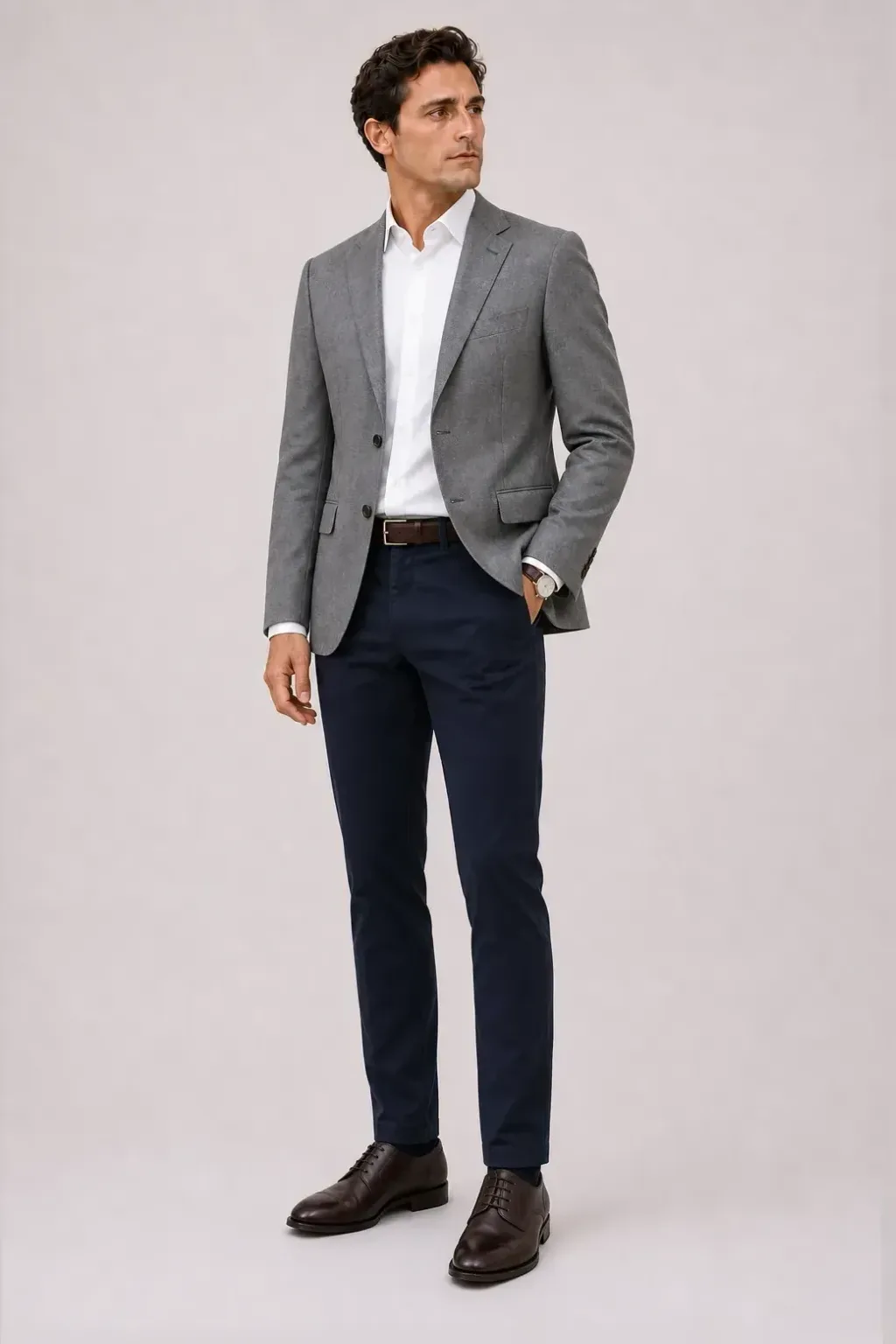 Sakko Mittelgrau über Business-Hemd, dazu Chino Navy und Derby