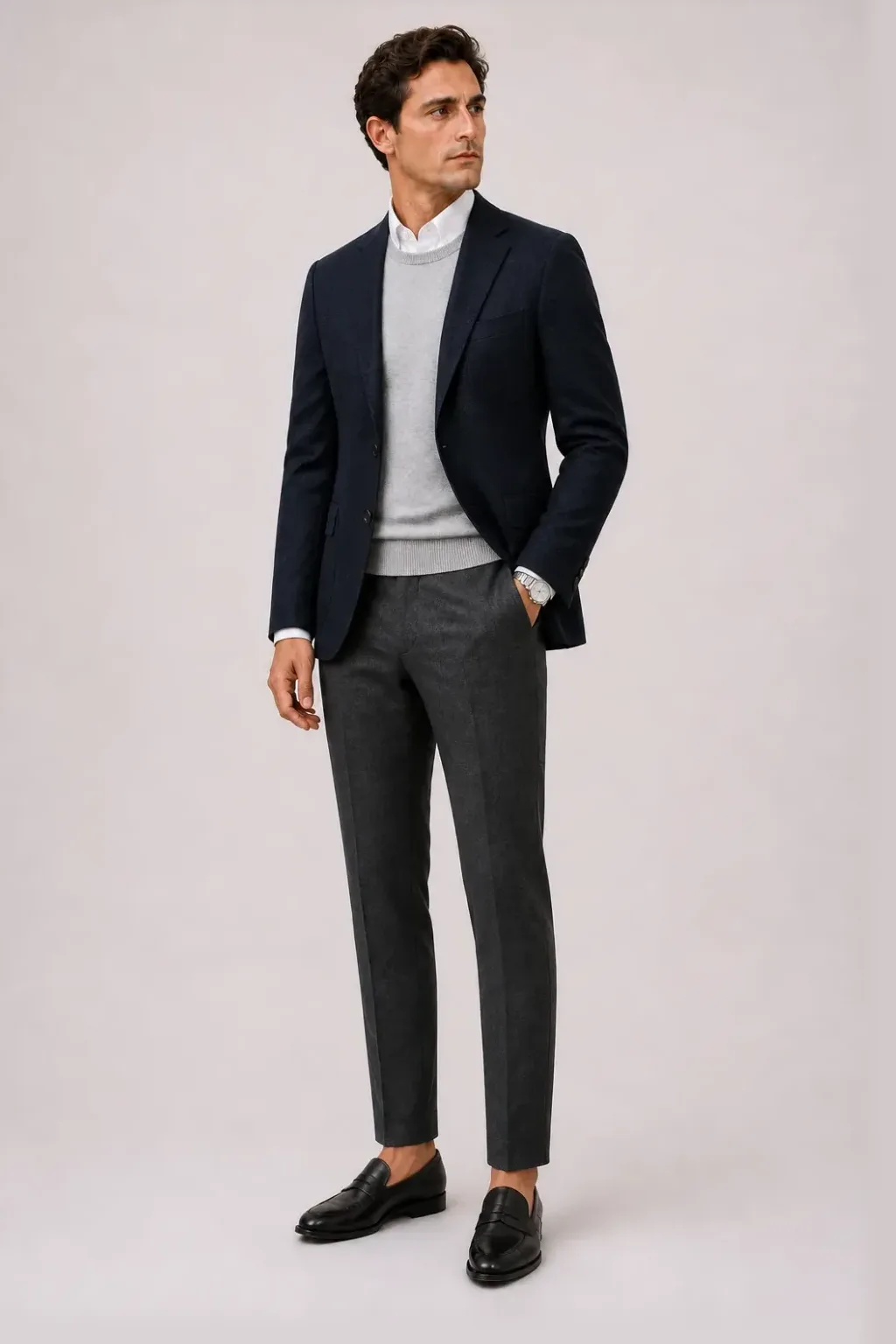 Sport Jacket / Odd Jacket Navy über Crewneck-Pullover Feinstrick, dazu Flanellhose Dunkelgrau und Penny Loafer