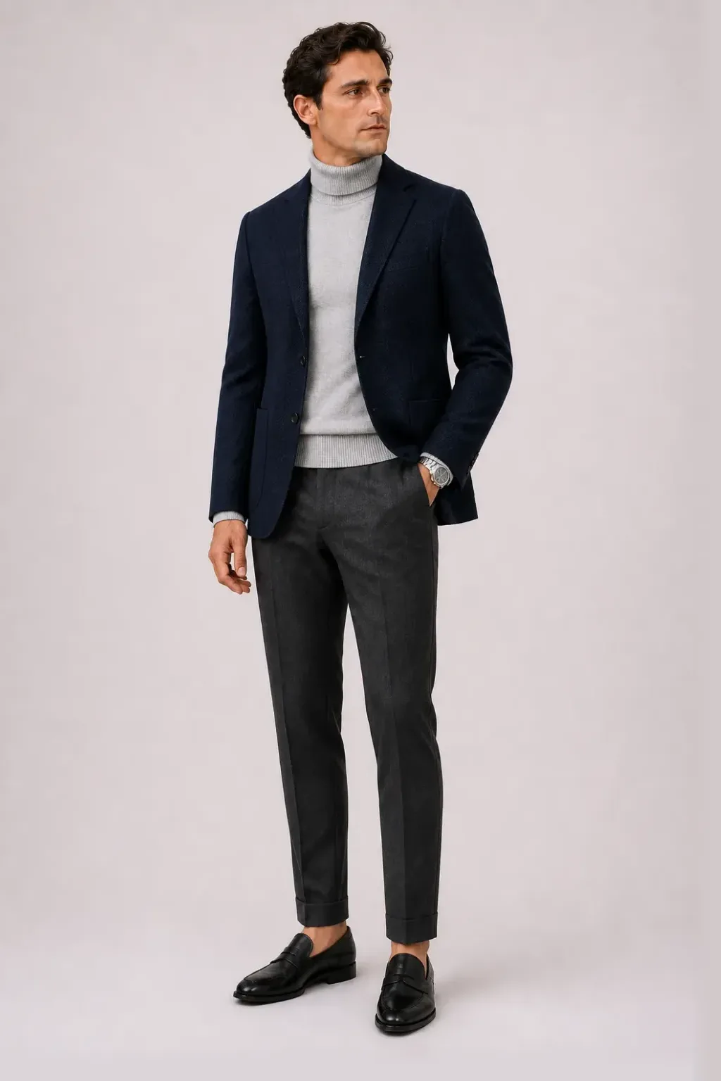 Sport Jacket / Odd Jacket Navy über Crewneck-Pullover Feinstrick, dazu Flanellhose Dunkelgrau und Penny Loafer — Rollkragenpullover Hellgrau