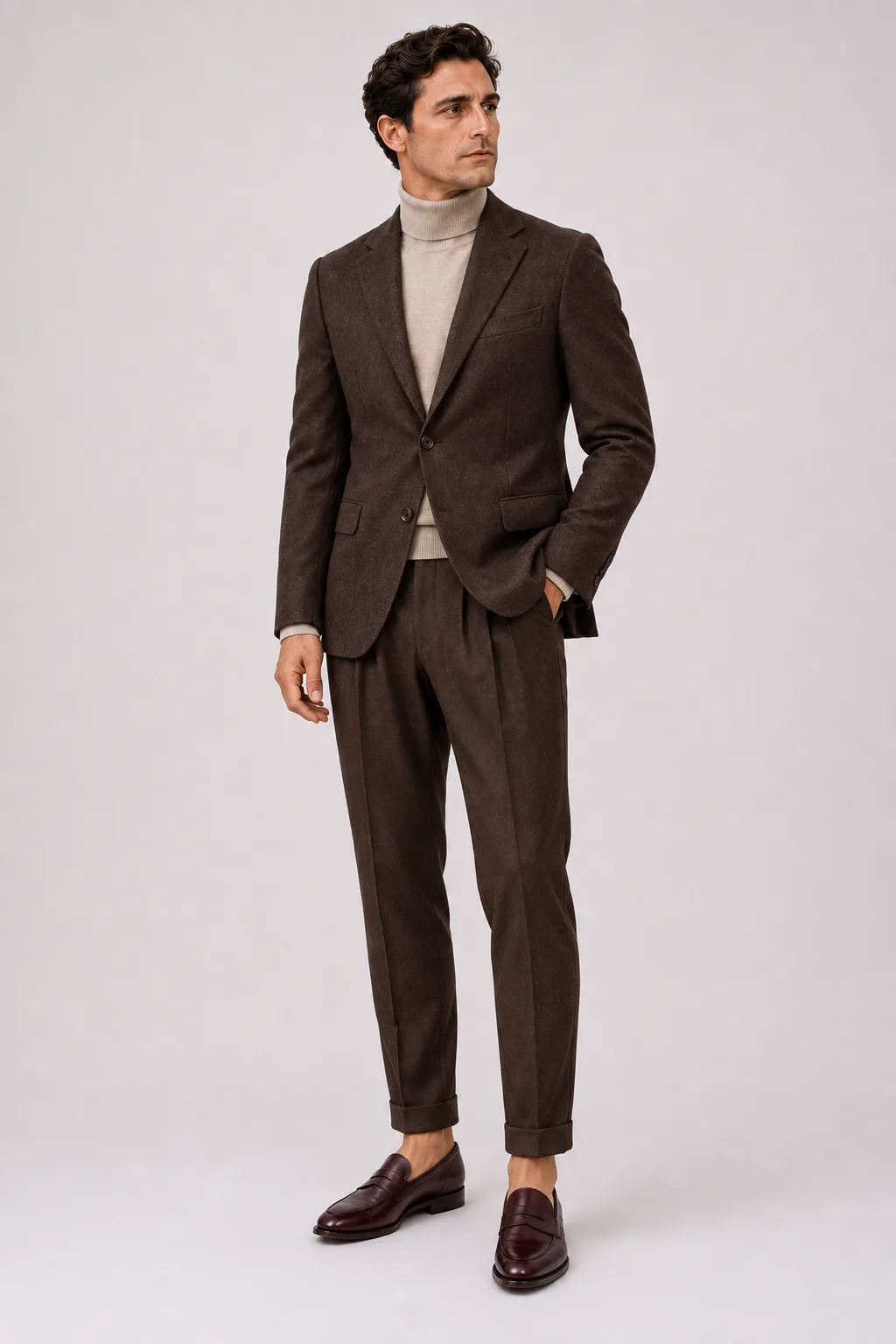 Woll-Sakko Schokobraun über Rollkragenpullover Beige, dazu Bundfaltenhose Schokobraun und Penny Loafer