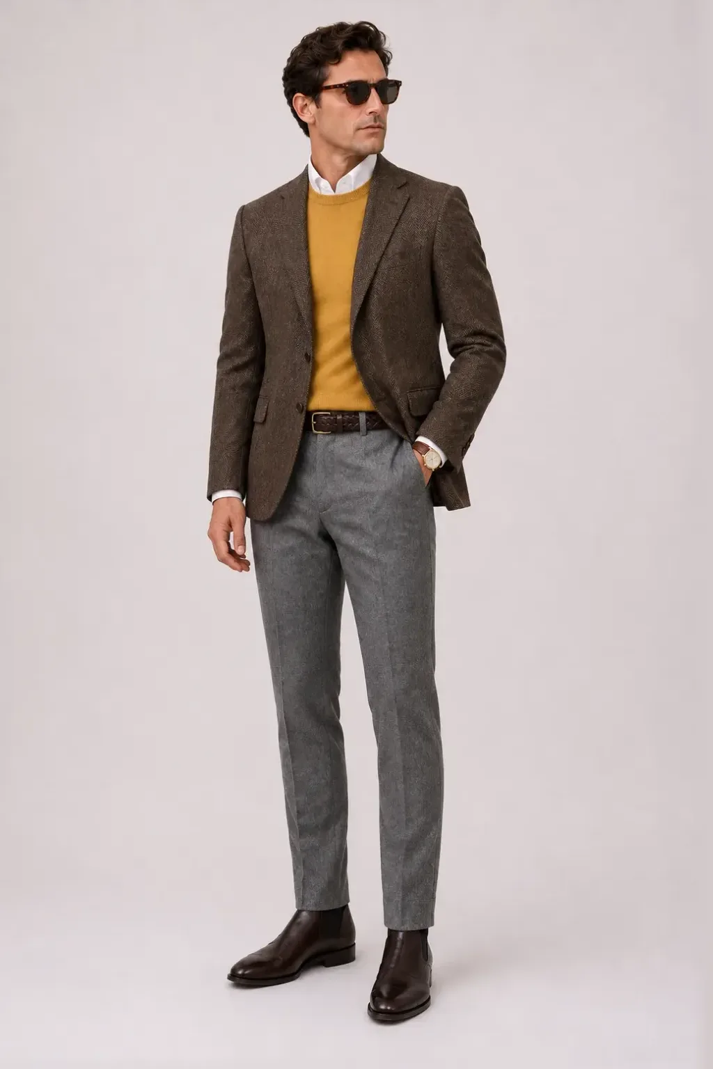 Tweed Sakko Tabakbraun über Crewneck-Pullover Feinstrick, dazu Flanellhose Mittelgrau und Penny Loafer