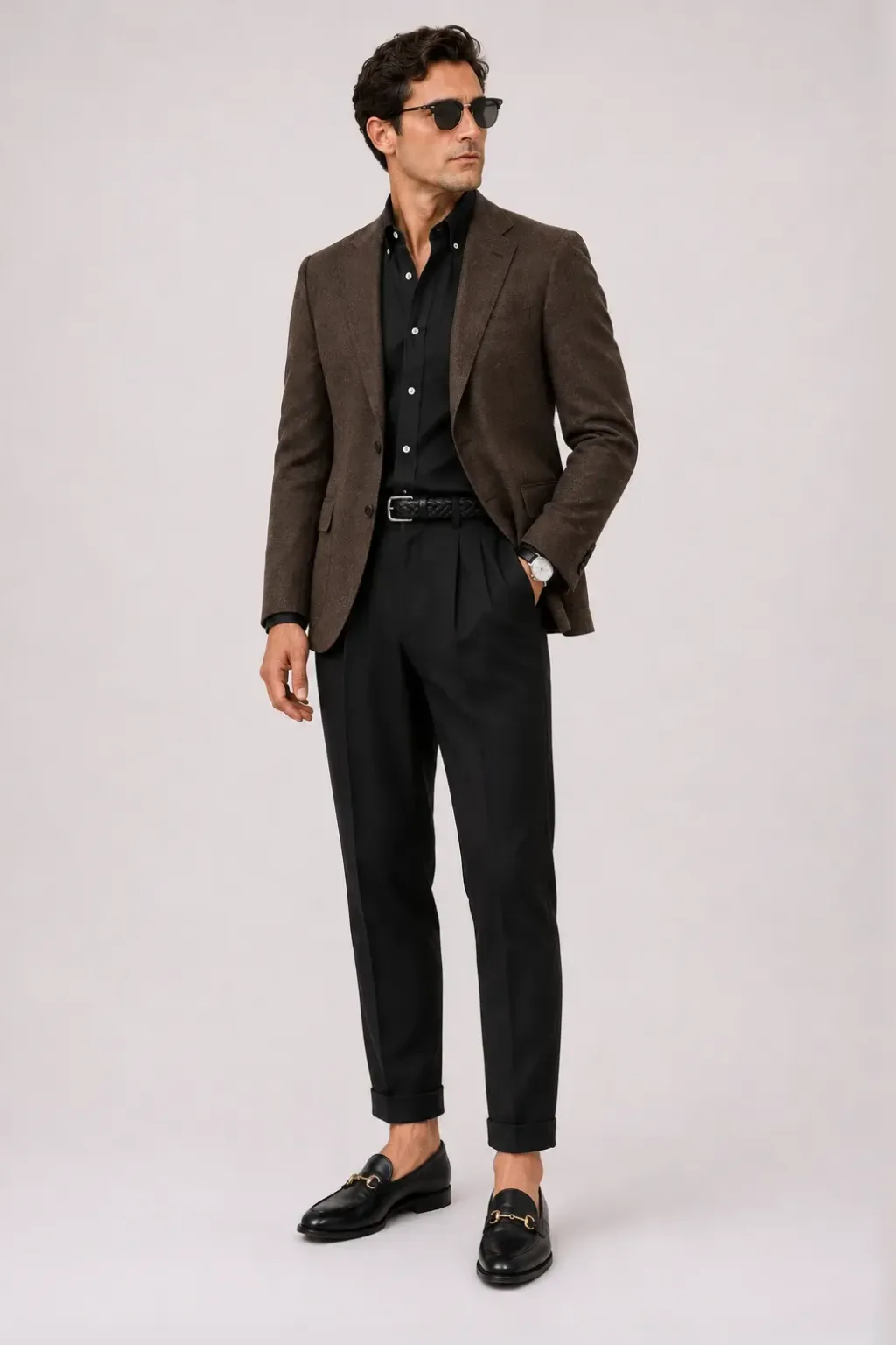 Woll-Sakko Walnuss über Button-Down-Hemd, dazu Bundfaltenhose Schwarz und Horsebit Loafer