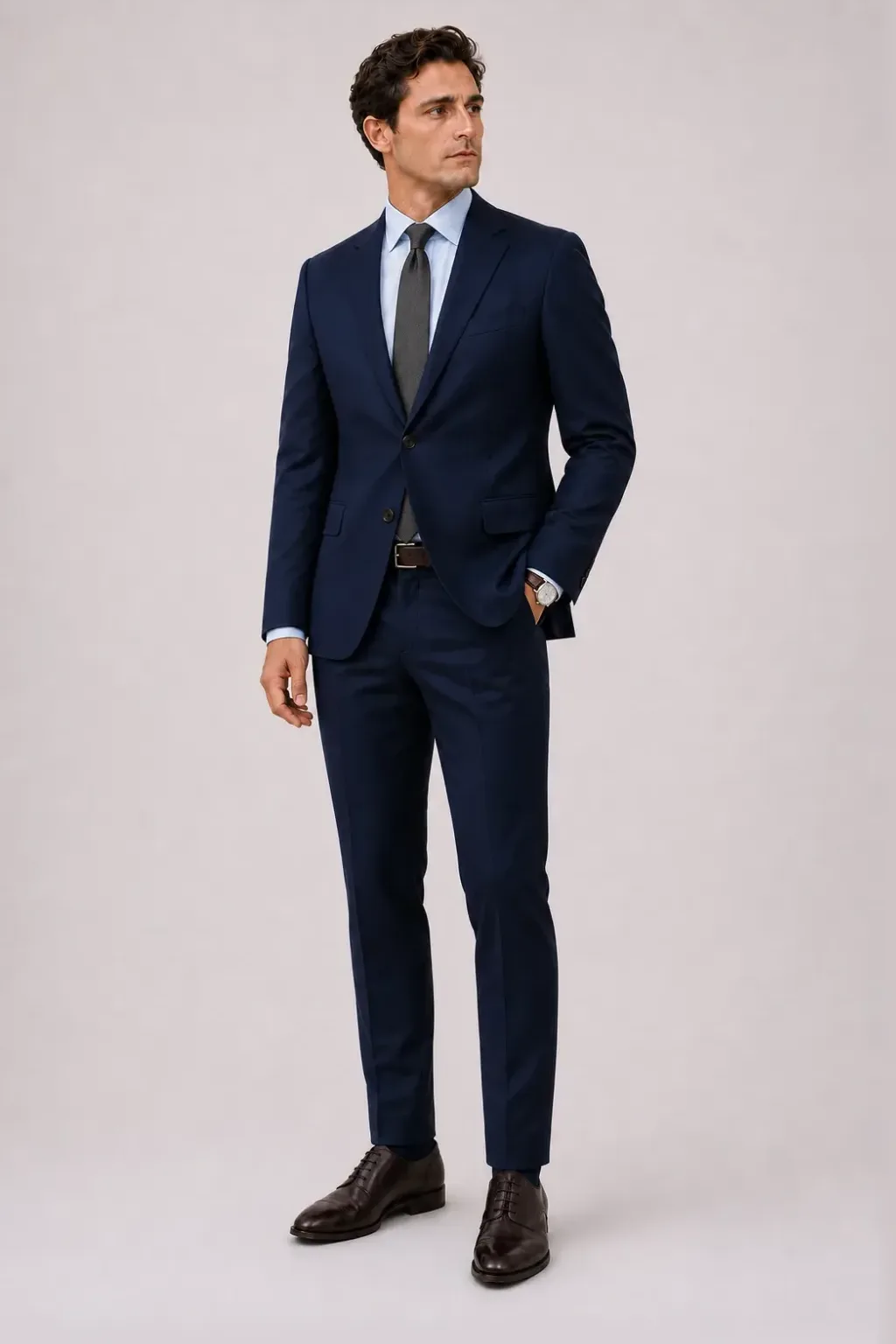 Sakko Navy über Business-Hemd, dazu Anzughose Wolle Navy und Oxford — Derby Dunkelbraun