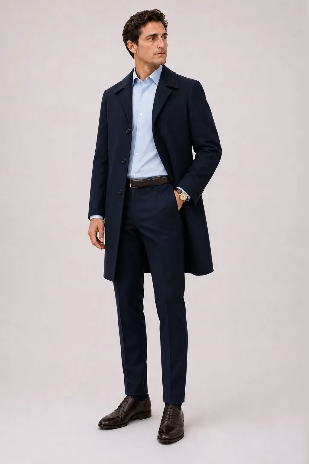 Langer Mantel Navy über Business-Hemd Hellblau, dazu Anzughose Wolle Navy und Derby
