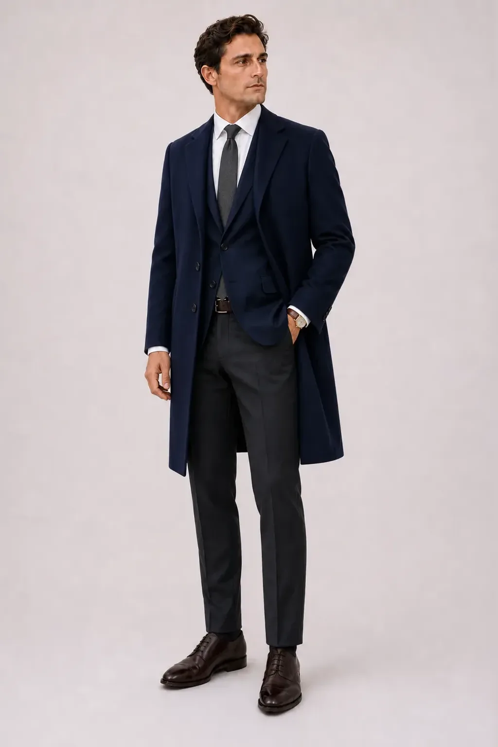 Langer Mantel Navy über Sakko Navy und Business-Hemd Weiss, dazu Anzughose Wolle Dunkelgrau und Derby