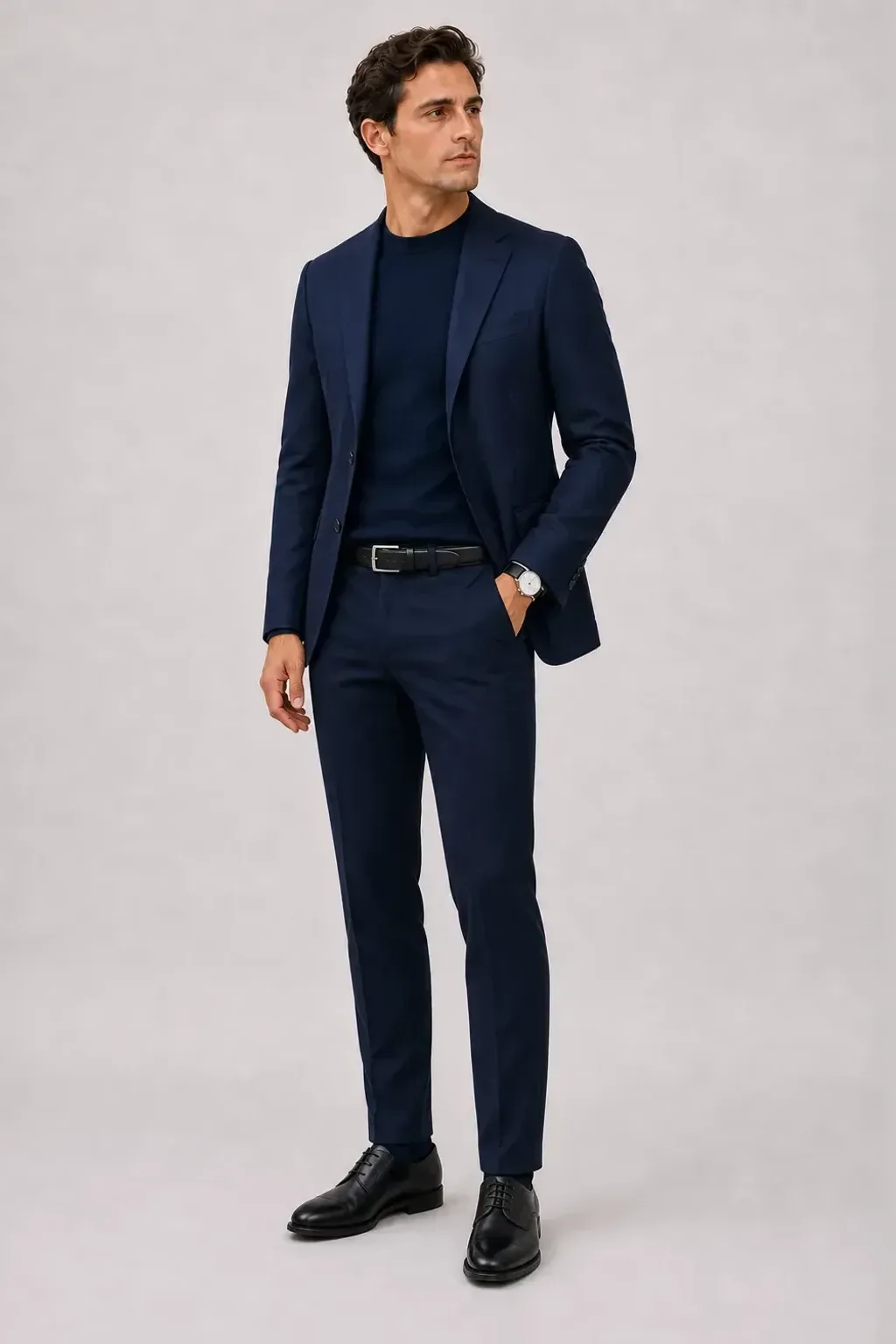 Sakko Navy über Crewneck-Pullover Feinstrick Navy, dazu Chino Navy und Derby