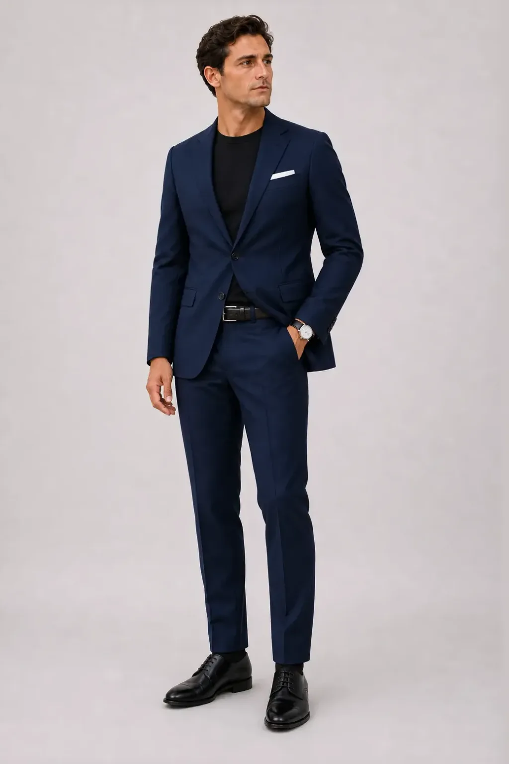 Sakko Navy über T-Shirt, dazu Anzughose Wolle Navy und Derby