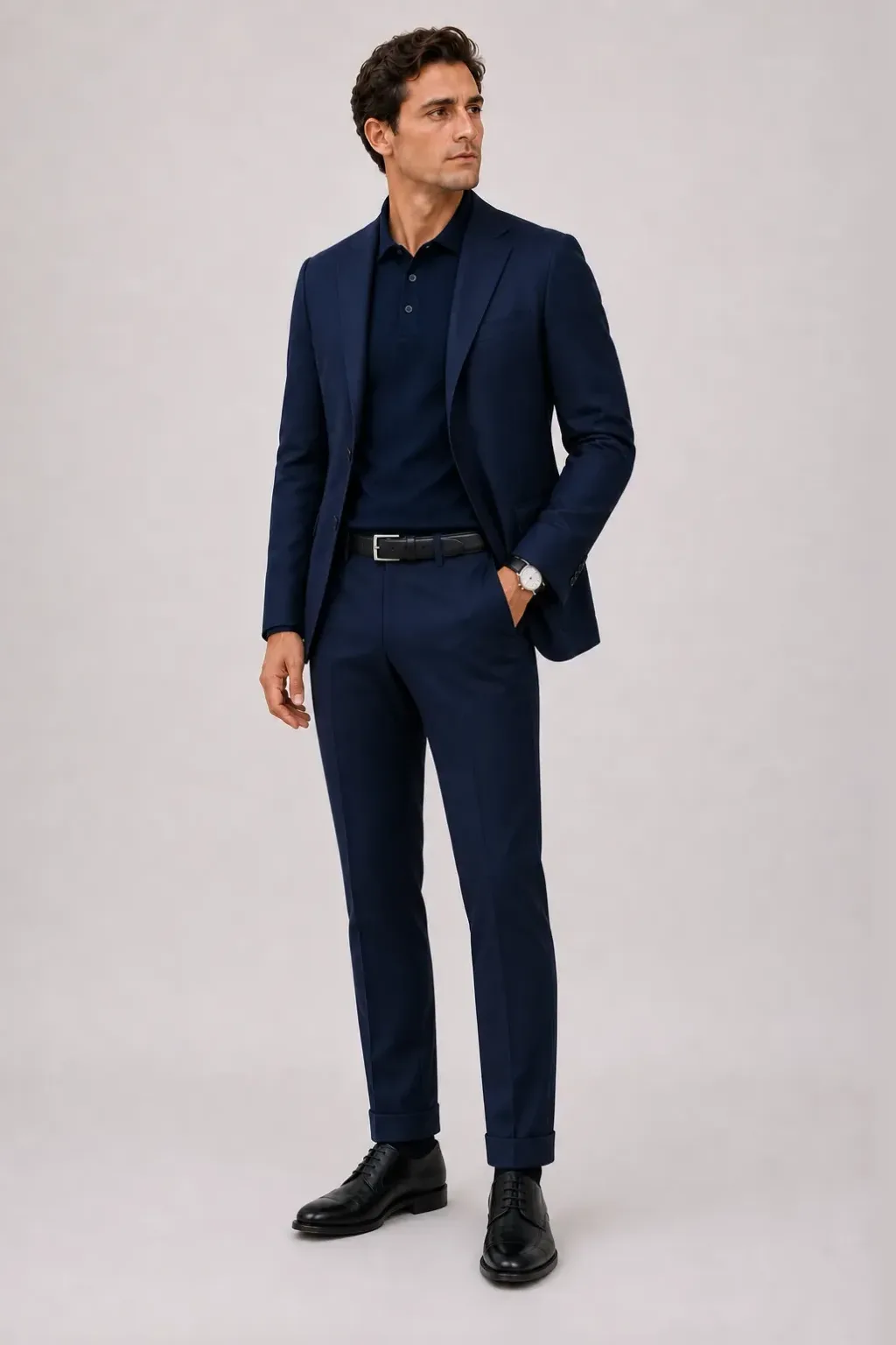 Sakko Navy über Poloshirt, dazu Anzughose Wolle Navy und Derby