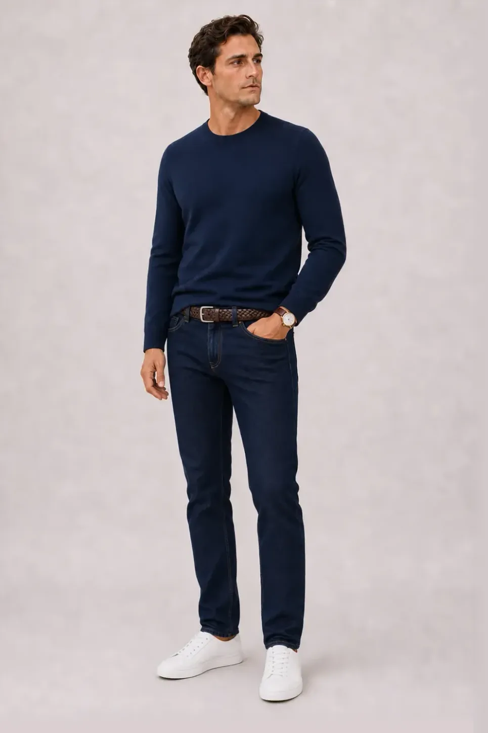 Crewneck-Pullover Feinstrick Navy, dazu Jeans Navy und Penny Loafer