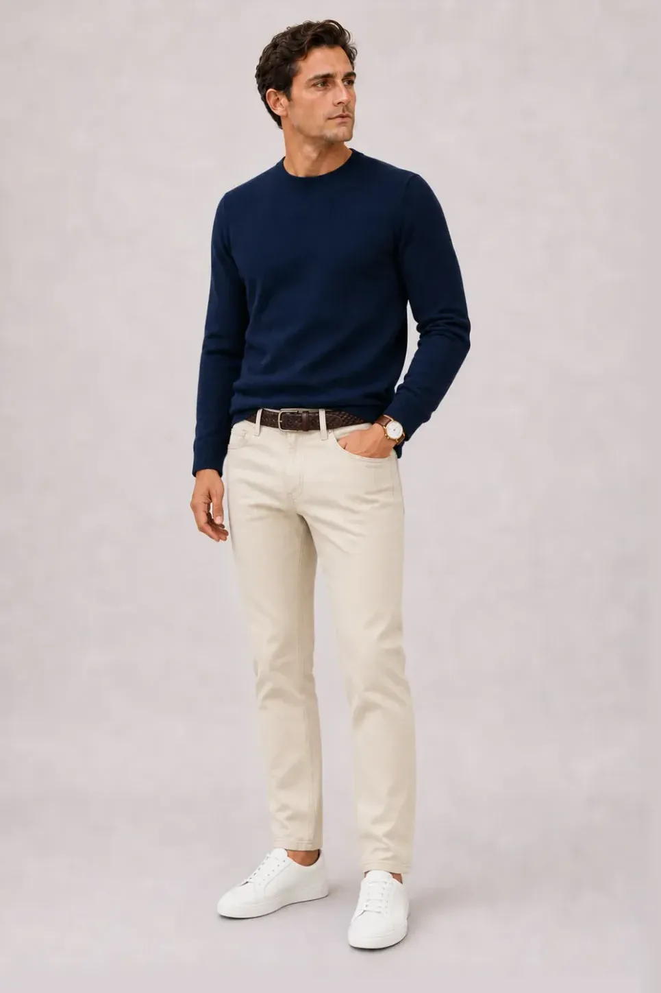 T-Shirt Navy, dazu Chino Creme und Sneaker — Crewneck-Pullover Feinstrick Navy