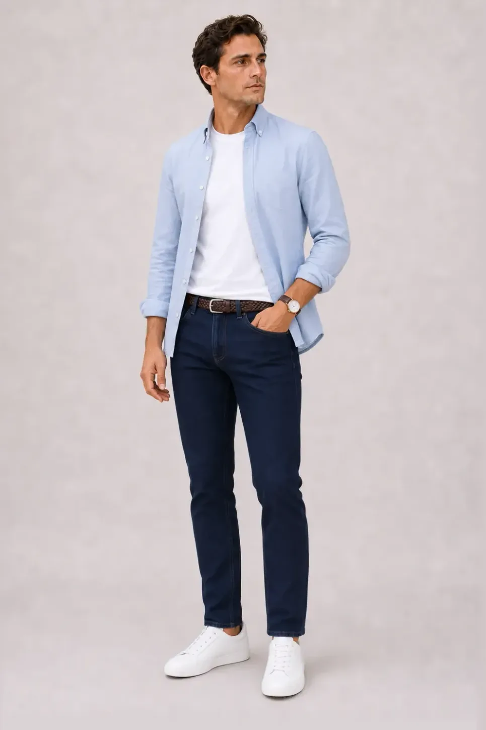 Button-Down-Hemd Hellblau über T-Shirt, dazu Jeans Navy und Sneaker