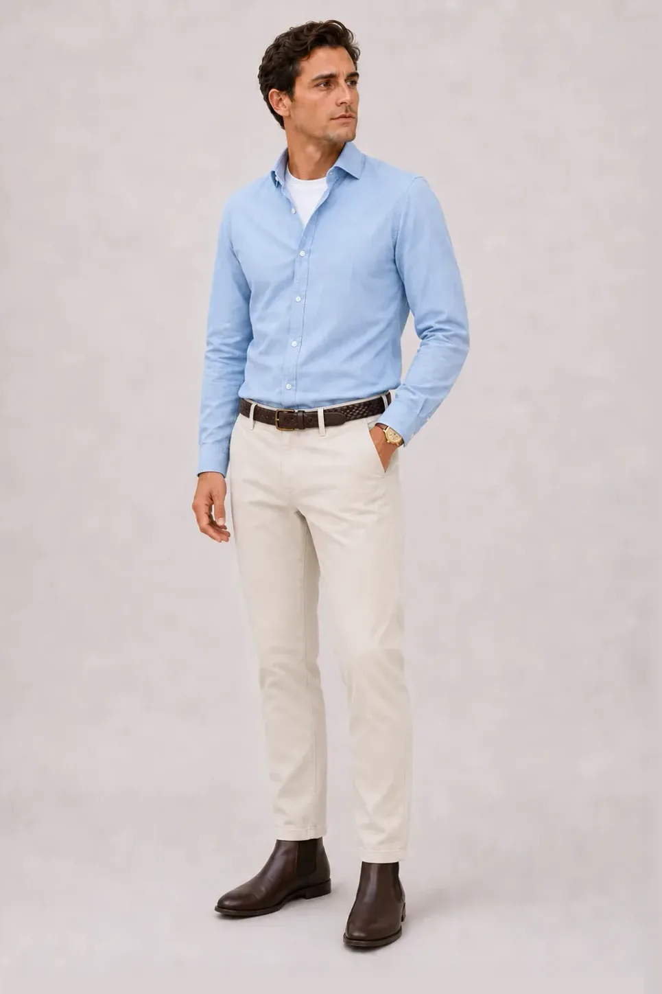 Button-Down-Hemd Hellblau über T-Shirt, dazu Chino Creme und Chelsea Boot