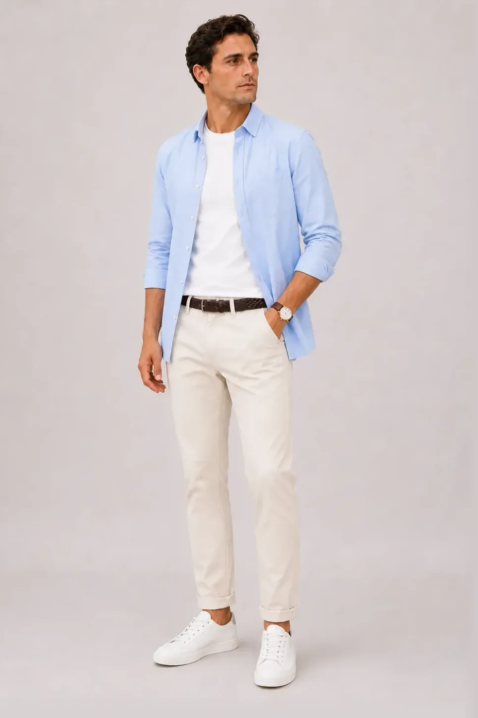 Button-Down-Hemd Hellblau über T-Shirt, dazu Chino Creme und Chelsea Boot — Sneaker Weiss