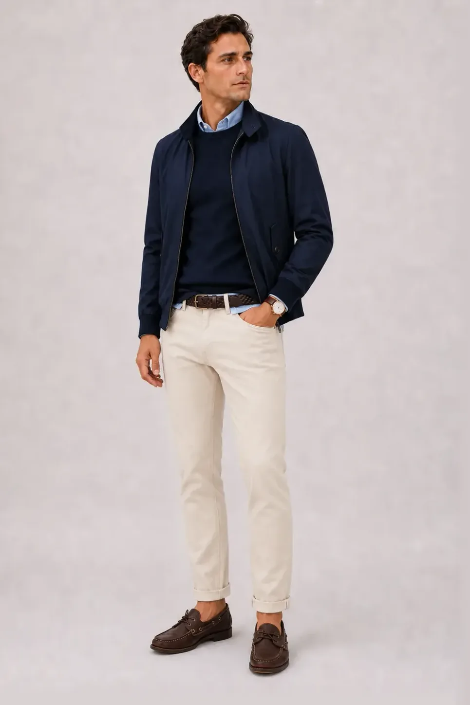 Harrington Blouson Navy über Crewneck-Pullover Feinstrick Navy und Button-Down-Hemd Hellblau, dazu Chino Creme und Sneaker