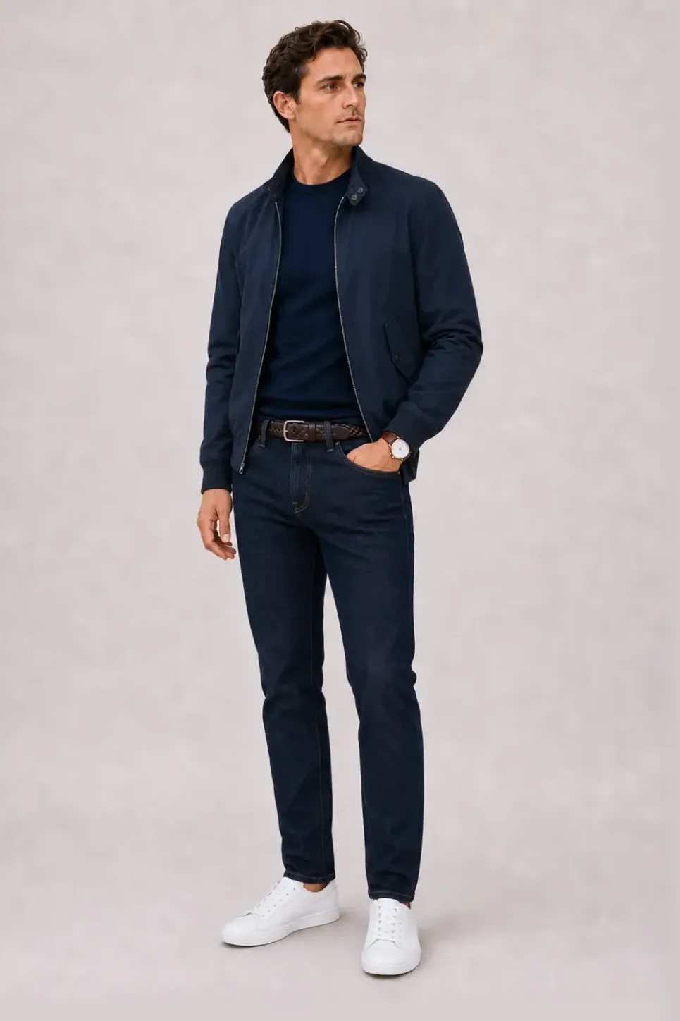 Harrington Blouson Navy über T-Shirt Weiss, dazu Jeans Navy und Sneaker — Crewneck-Pullover Feinstrick Navy