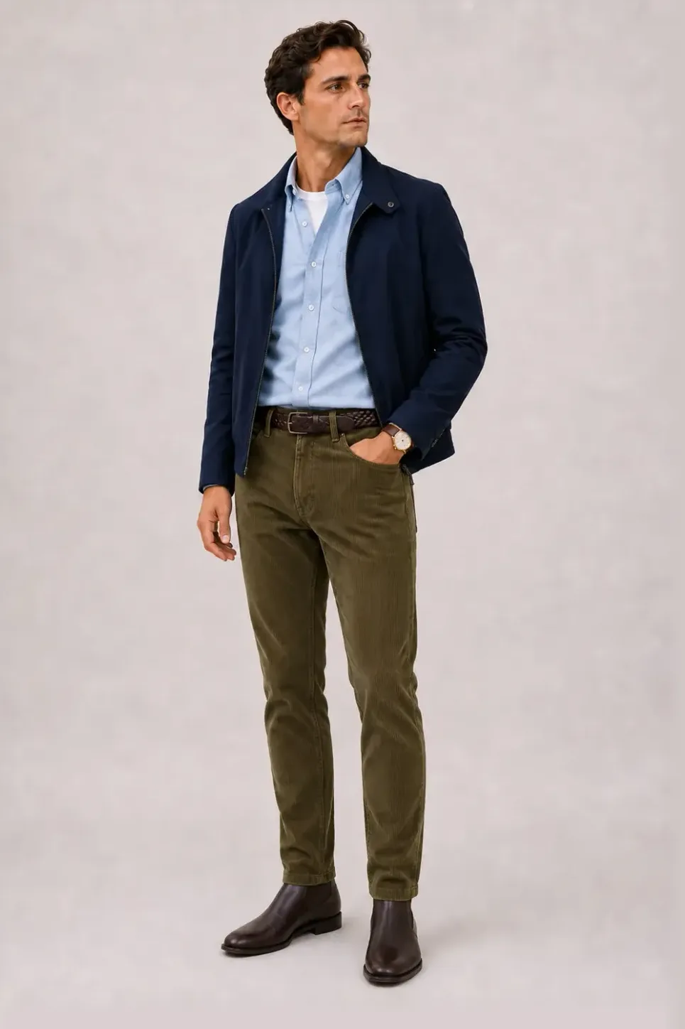 Harrington Blouson Navy über Button-Down-Hemd, dazu Cordhose Oliv und Chelsea Boot