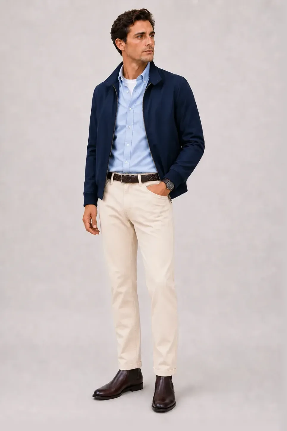 Harrington Blouson Navy über Button-Down-Hemd Hellblau und T-Shirt Weiss, dazu Chino Creme und Chelsea Boot