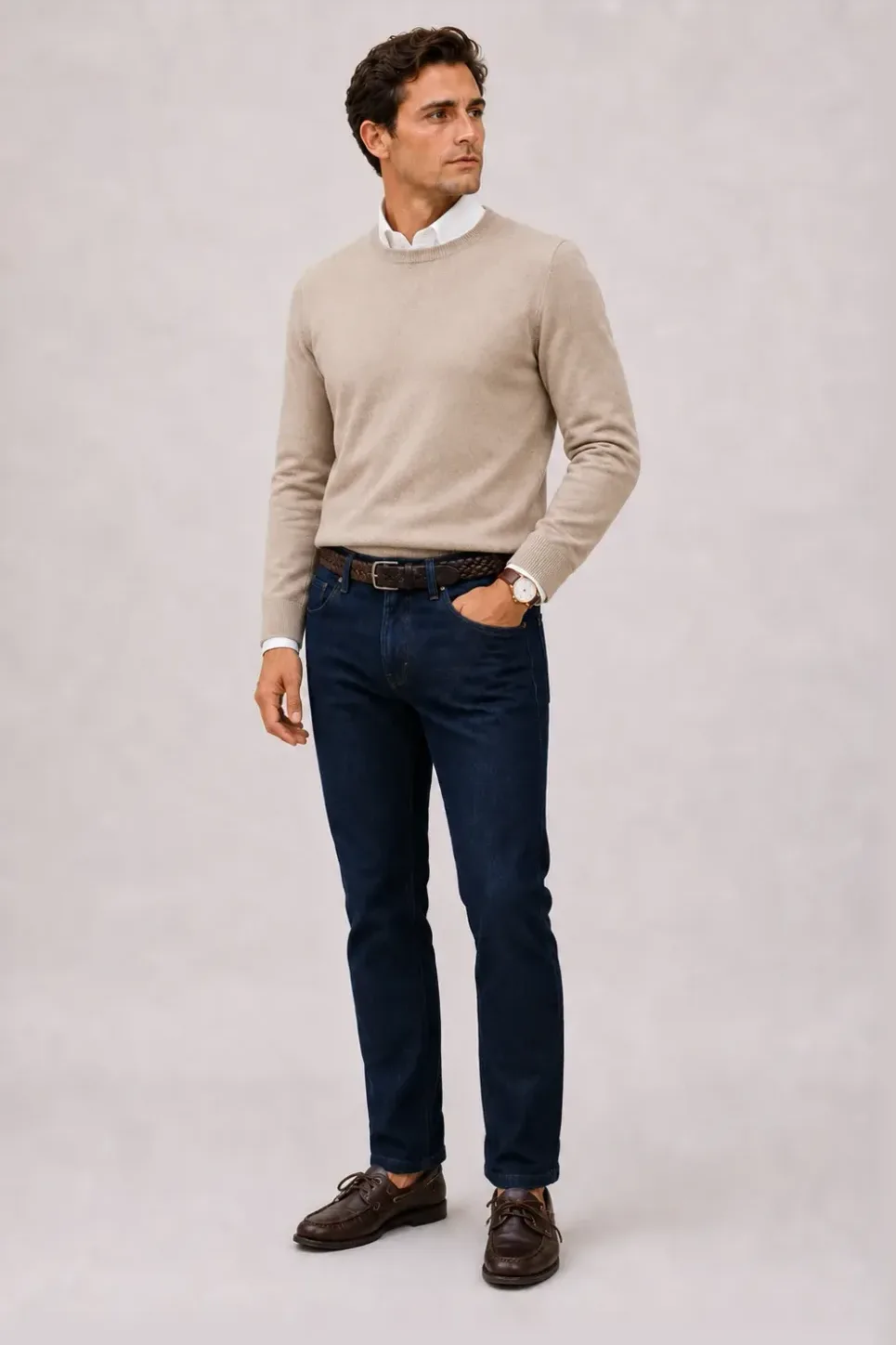 Crewneck-Pullover Feinstrick Beige über Button-Down-Hemd, dazu Jeans Navy und Chelsea Boot