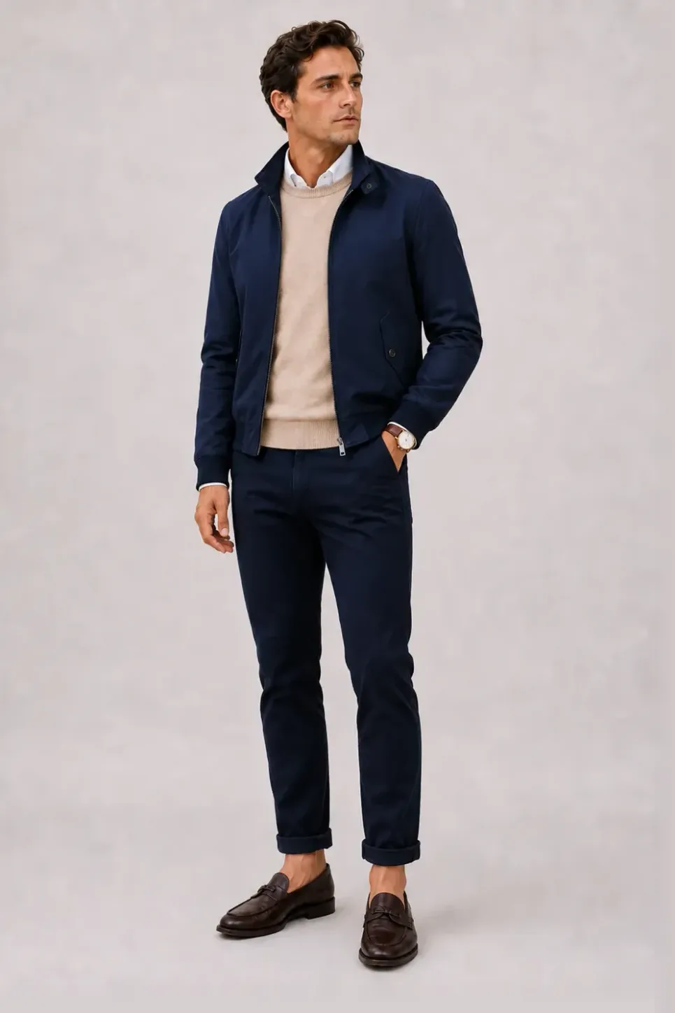 Harrington Blouson Navy über Crewneck-Pullover Feinstrick Beige und Button-Down-Hemd Hellblau, dazu Jeans Navy und Bootsschuh