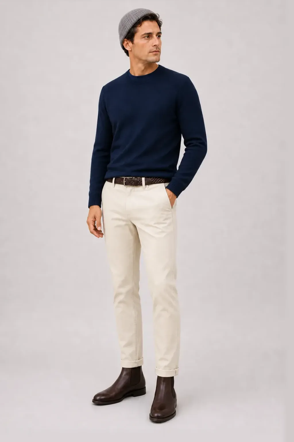 Crewneck-Pullover Feinstrick Navy über Button-Down-Hemd, dazu Chino Creme und Sneaker — T-Shirt Navy