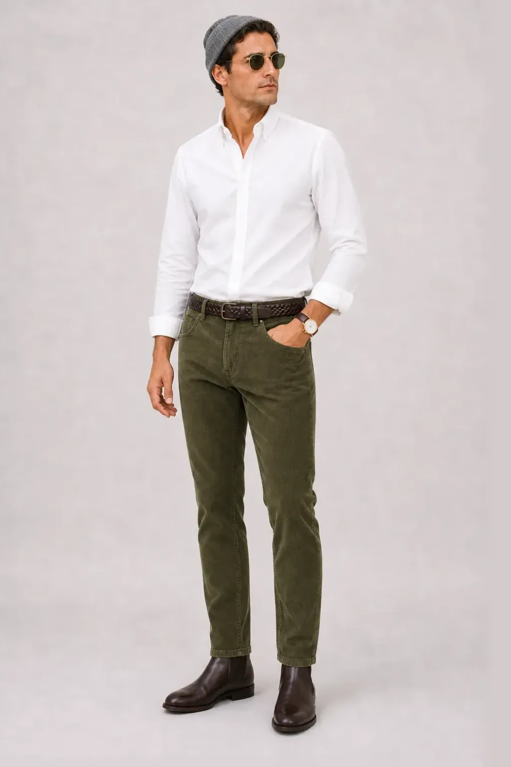 Button-Down-Hemd Weiss, dazu Cordhose Oliv und Sneaker