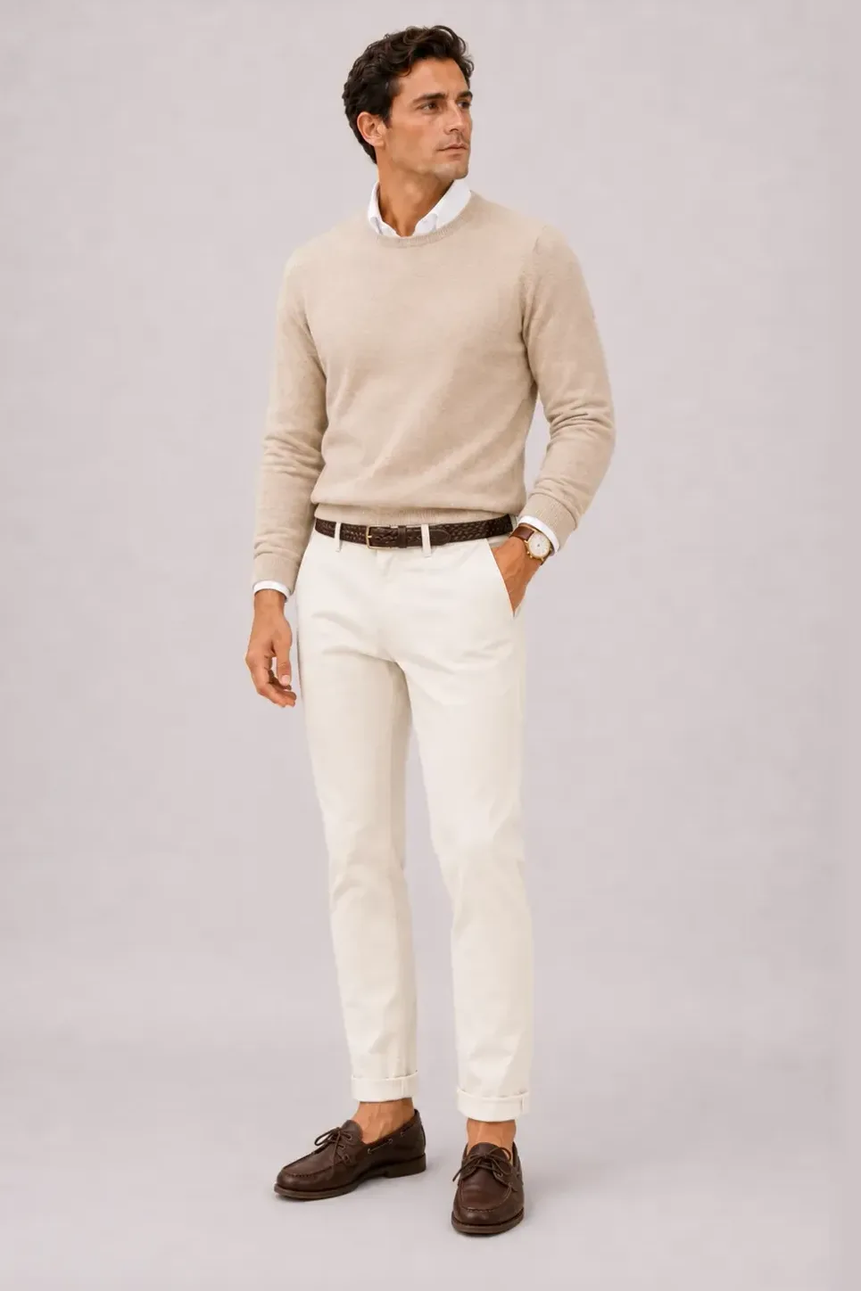 Crewneck-Pullover Feinstrick Beige über Button-Down-Hemd, dazu Chino Creme und Chelsea Boot