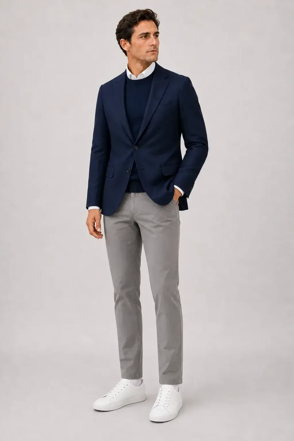 Sakko Navy über Crewneck-Pullover Feinstrick Navy und Button-Down-Hemd Weiss, dazu Chino Mittelgrau und Sneaker