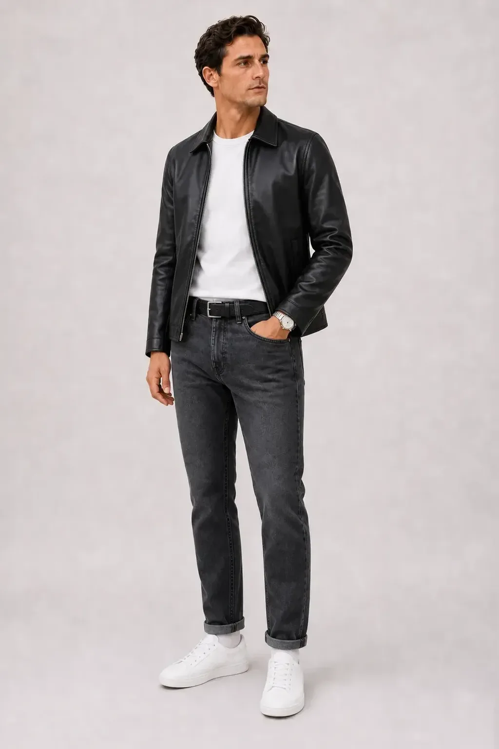 Lederjacke Schwarz über T-Shirt Weiss, dazu Jeans Dunkelgrau und Sneaker