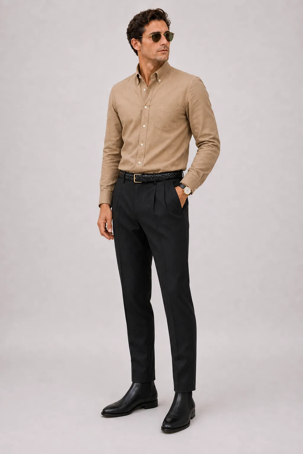 Button-Down-Hemd Camel, dazu Bundfaltenhose Schwarz und Chelsea Boot