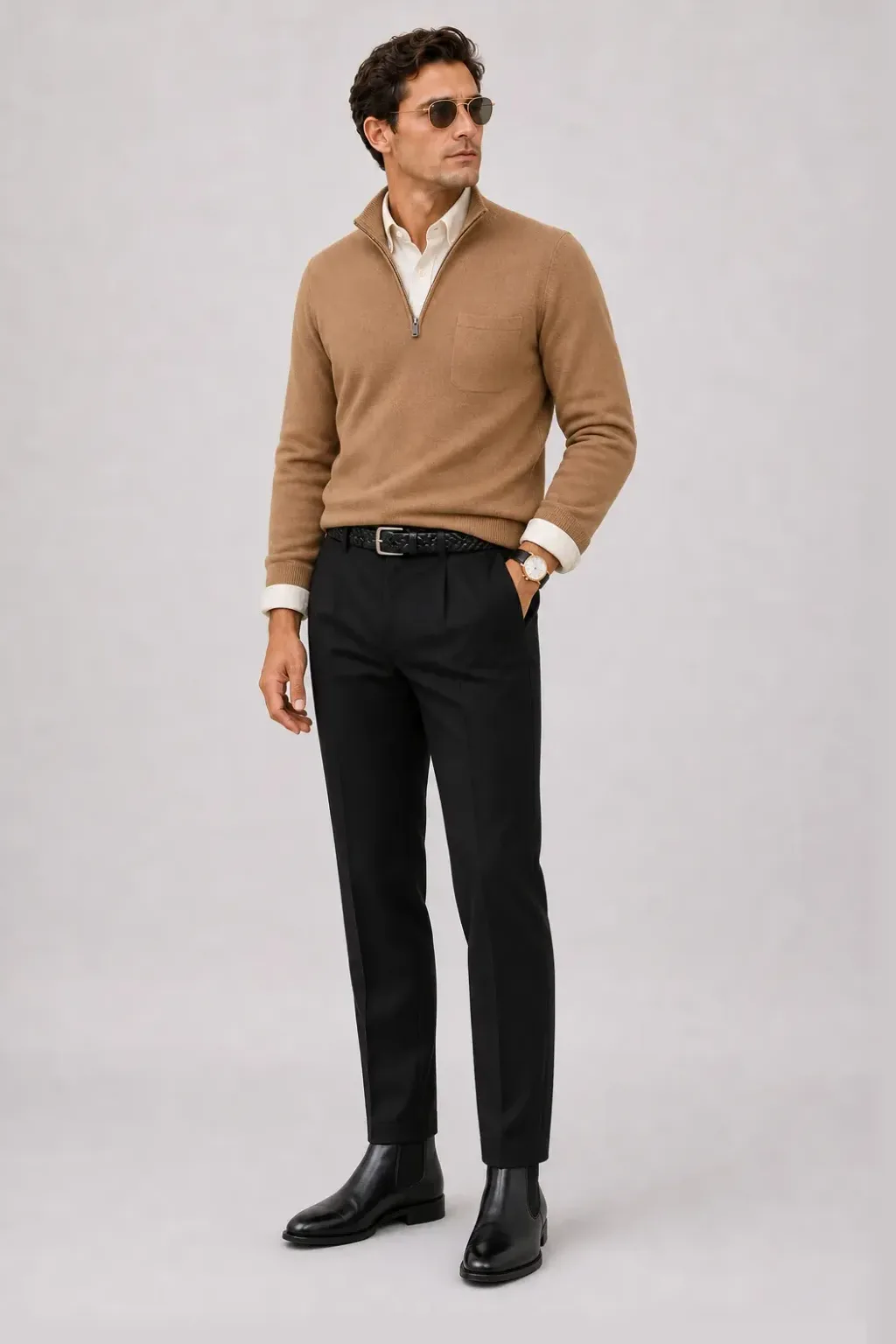 Half-Zip Pullover Feinstrick Camel über Button-Down-Hemd, dazu Bundfaltenhose Schwarz und Chelsea Boot
