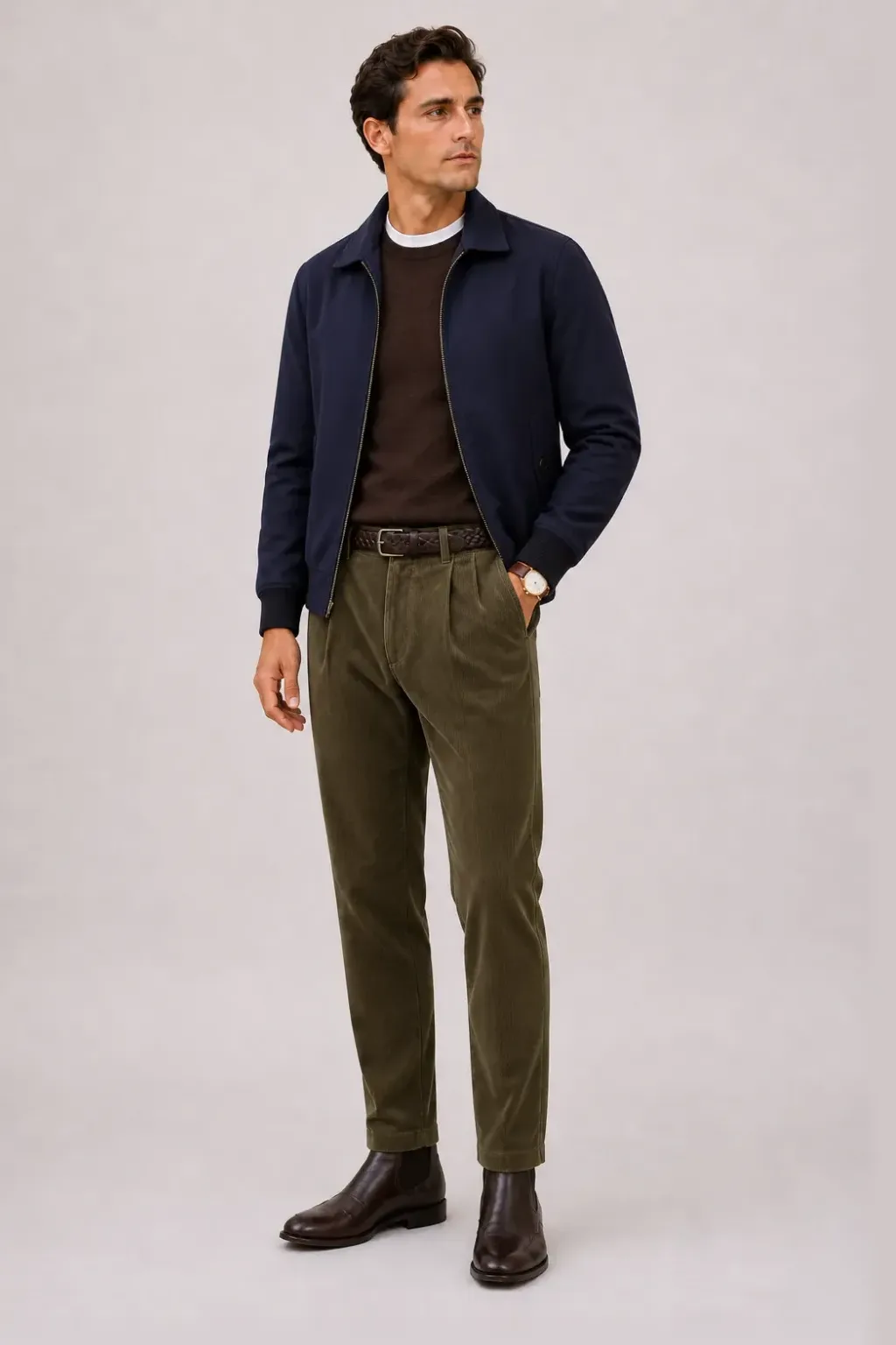 Harrington Blouson Navy über Crewneck-Pullover Feinstrick Schokobraun und Button-Down-Hemd Hellblau, dazu Cordhose Oliv und Chelsea Boot — T-Shirt Weiss