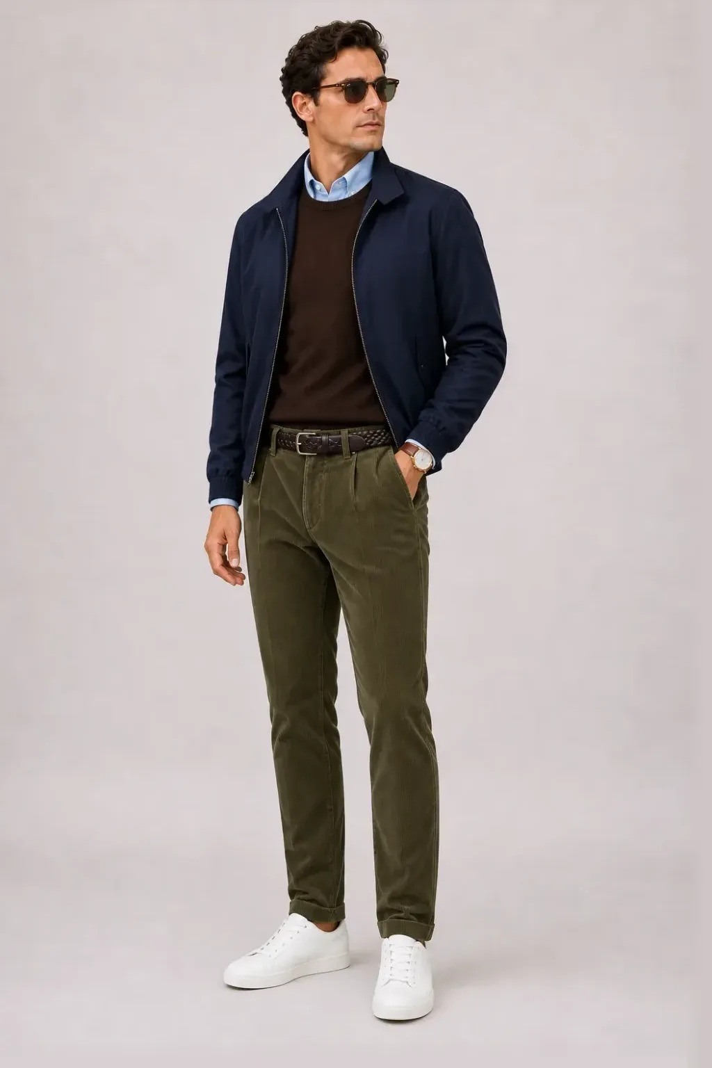 Harrington Blouson Navy über Crewneck-Pullover Feinstrick Schokobraun und Button-Down-Hemd Hellblau, dazu Cordhose Oliv und Chelsea Boot
