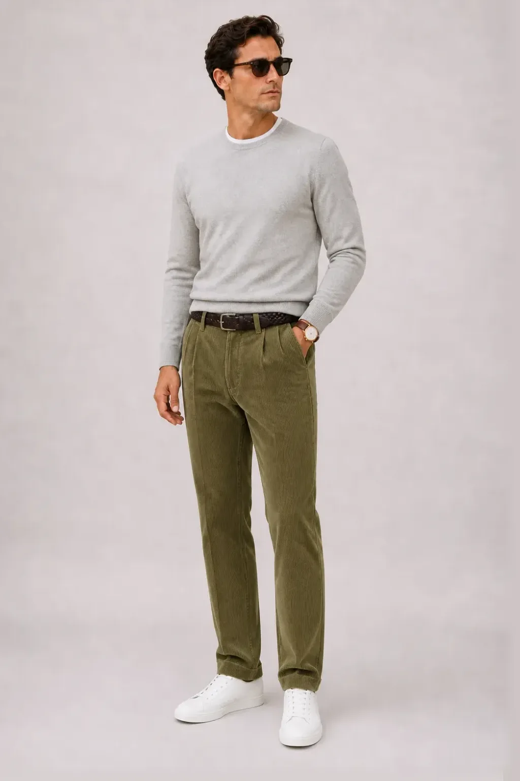 Crewneck-Pullover Feinstrick Hellgrau über Button-Down-Hemd, dazu Cordhose Oliv und Sneaker — T-Shirt Weiss