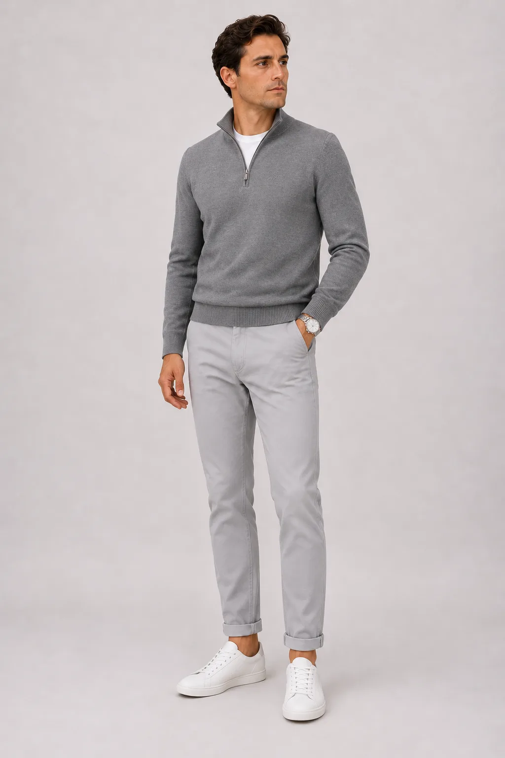 Half-Zip Pullover Feinstrick Mittelgrau über T-Shirt, dazu Chino Hellgrau und Sneaker