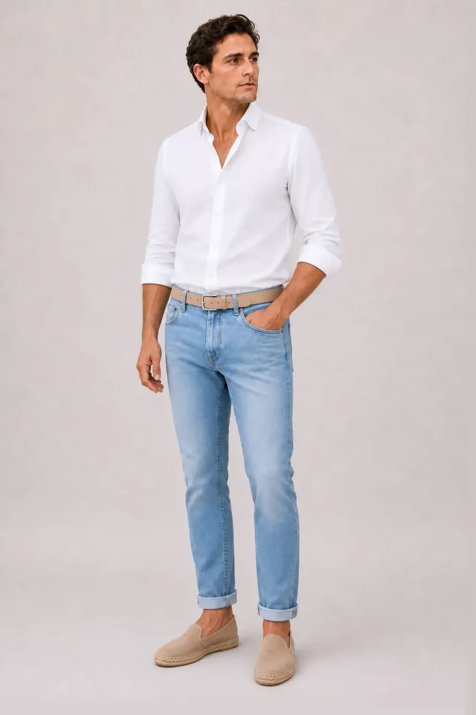 Button-Down-Hemd Weiss, dazu Jeans Hellblau und Penny Loafer