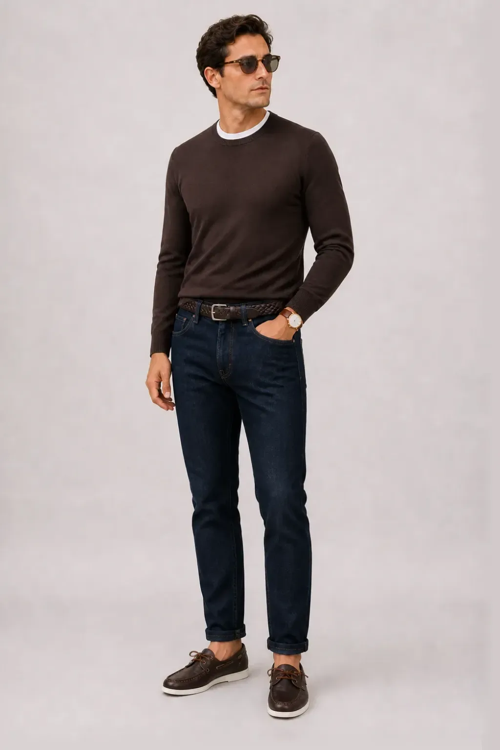 Crewneck-Pullover Feinstrick Schokobraun über T-Shirt, dazu Jeans Navy und Sneaker