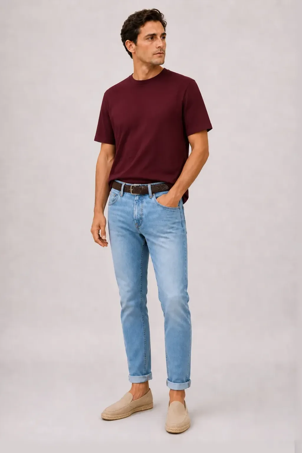 T-Shirt Bordeaux, dazu Jeans Hellblau und Penny Loafer — Espadrille Beige