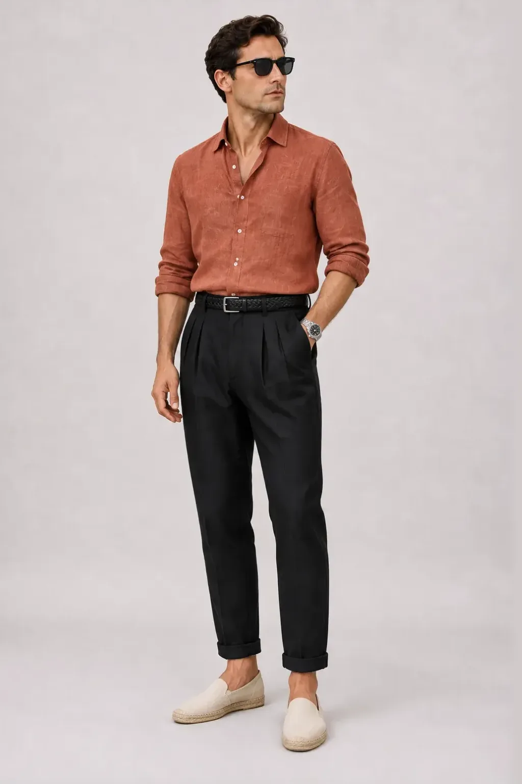 Leinenhemd Terrakotta, dazu Bundfaltenhose Schwarz und Yacht Loafer — Espadrille Beige