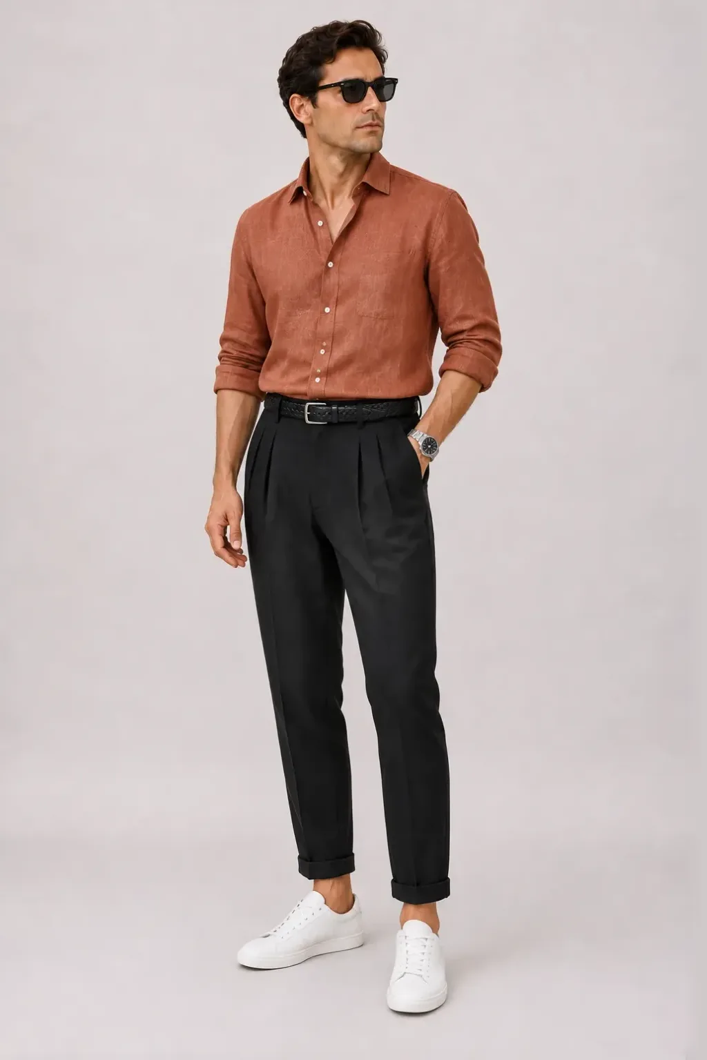 Leinenhemd Terrakotta, dazu Bundfaltenhose Schwarz und Yacht Loafer