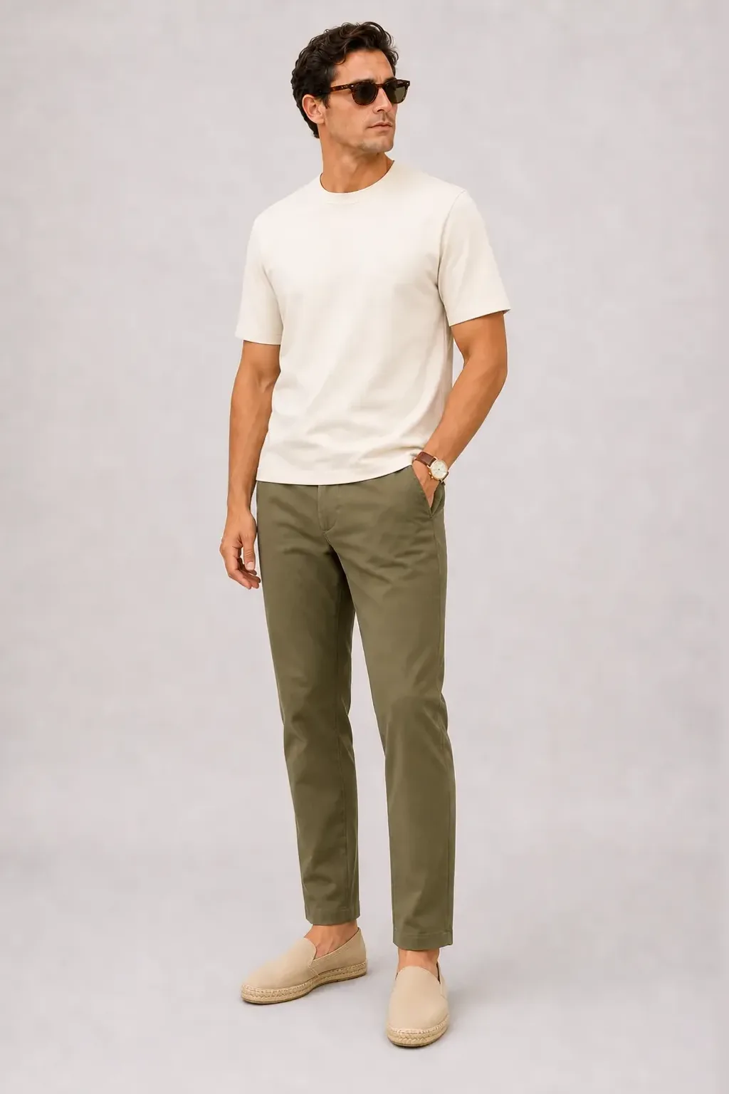 T-Shirt Ecru, dazu Chino Oliv und Sneaker