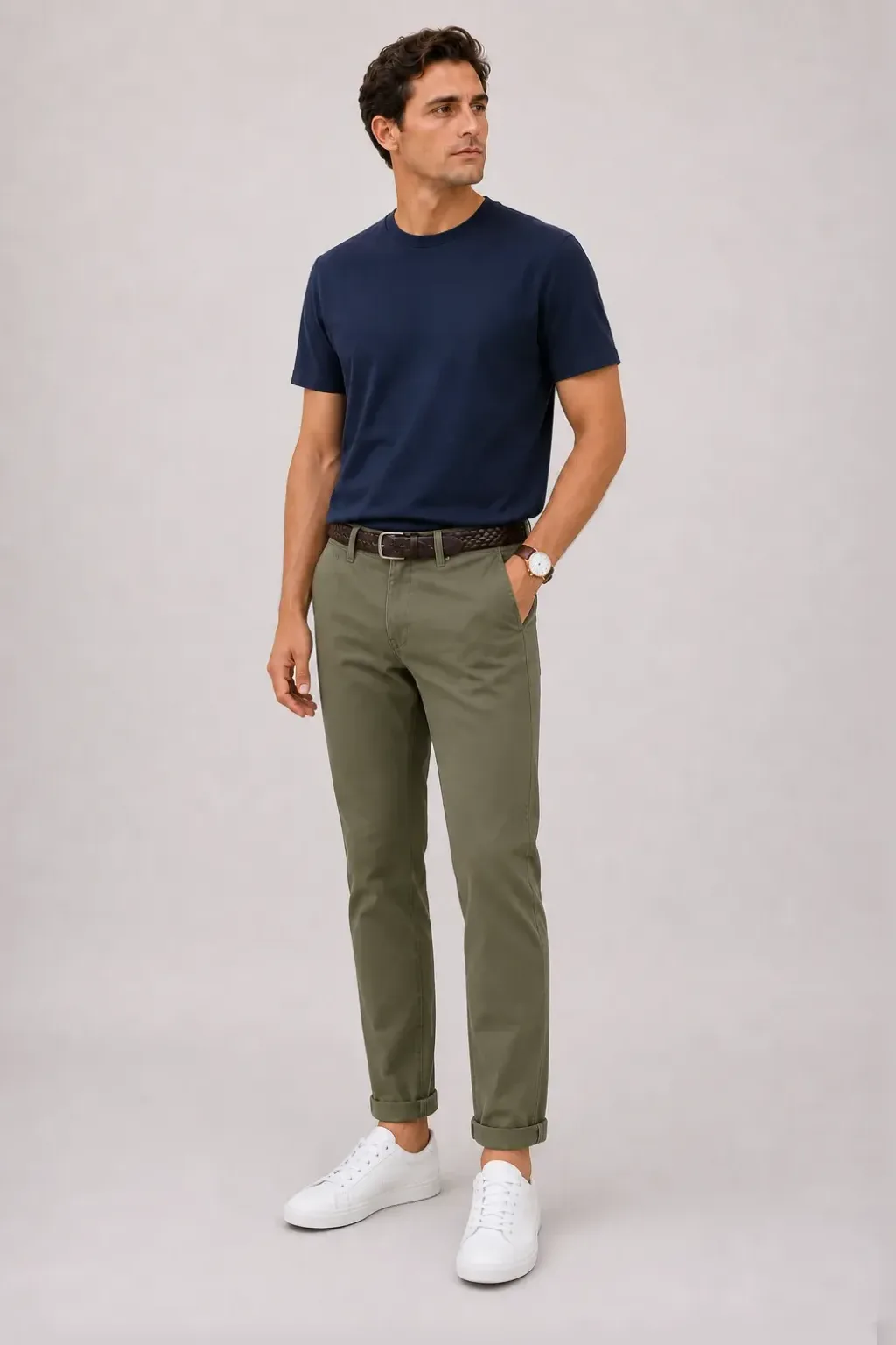 T-Shirt Navy, dazu Chino Oliv und Sneaker