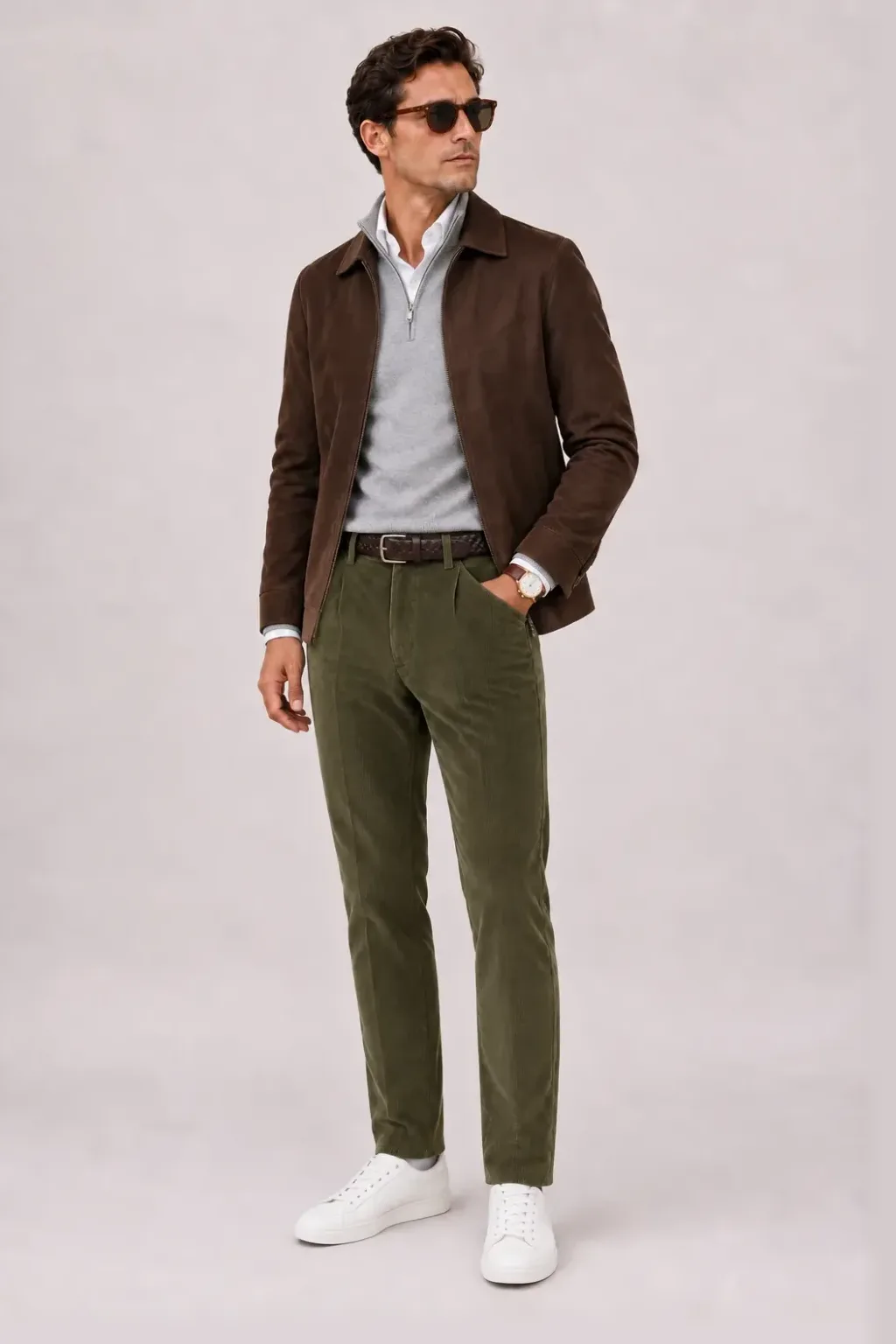 Wildlederjacke Schokobraun über Half-Zip Pullover Feinstrick, dazu Cordhose Oliv und Chelsea Boot Wildleder