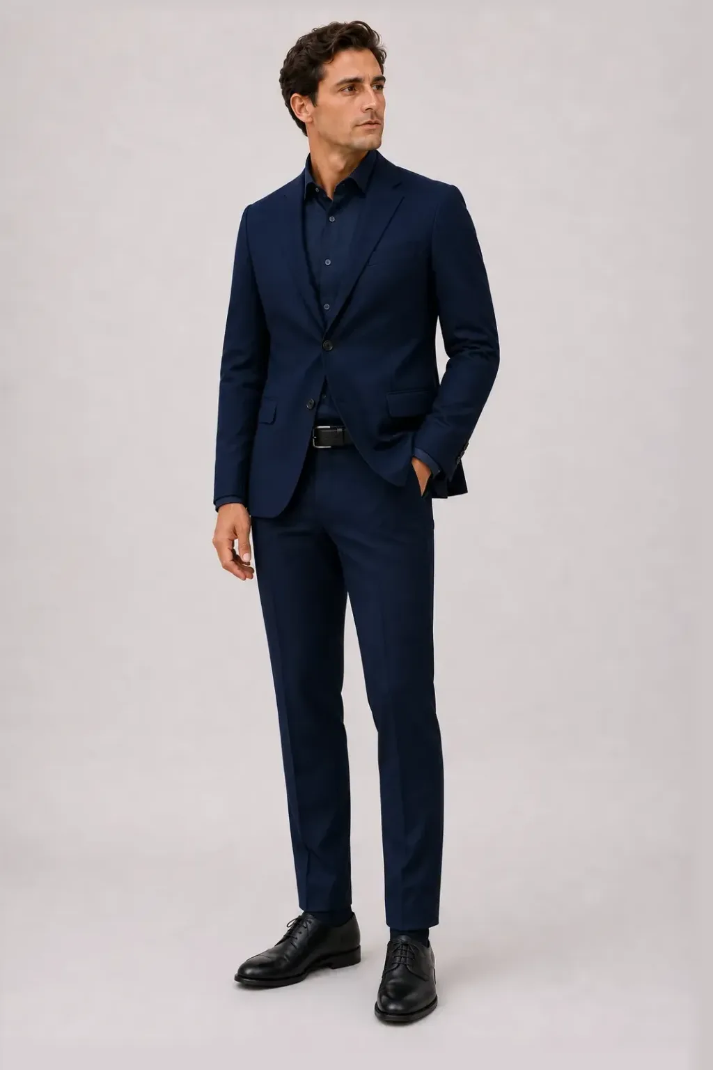 Sakko Navy über T-Shirt, dazu Anzughose Wolle Navy und Derby — Business-Hemd Navy