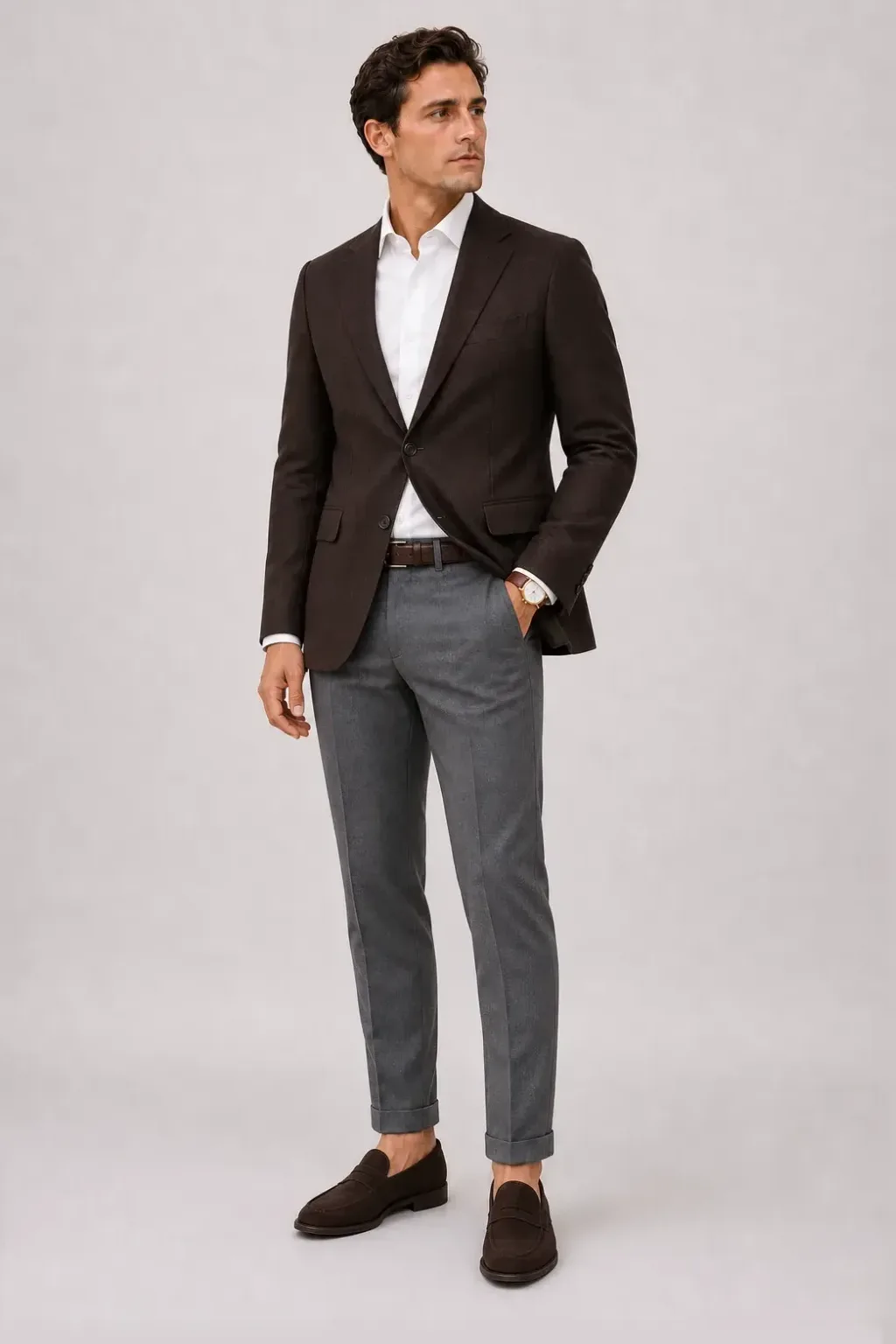 Sakko Dunkelbraun über Button-Down-Hemd, dazu Anzughose Wolle Mittelgrau und Penny Loafer Wildleder
