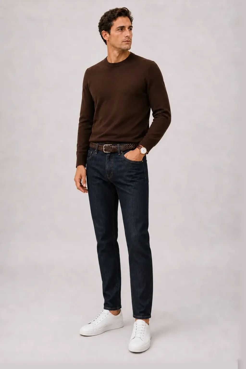 Crewneck-Pullover Feinstrick Schokobraun, dazu Jeans Navy und Penny Loafer Wildleder